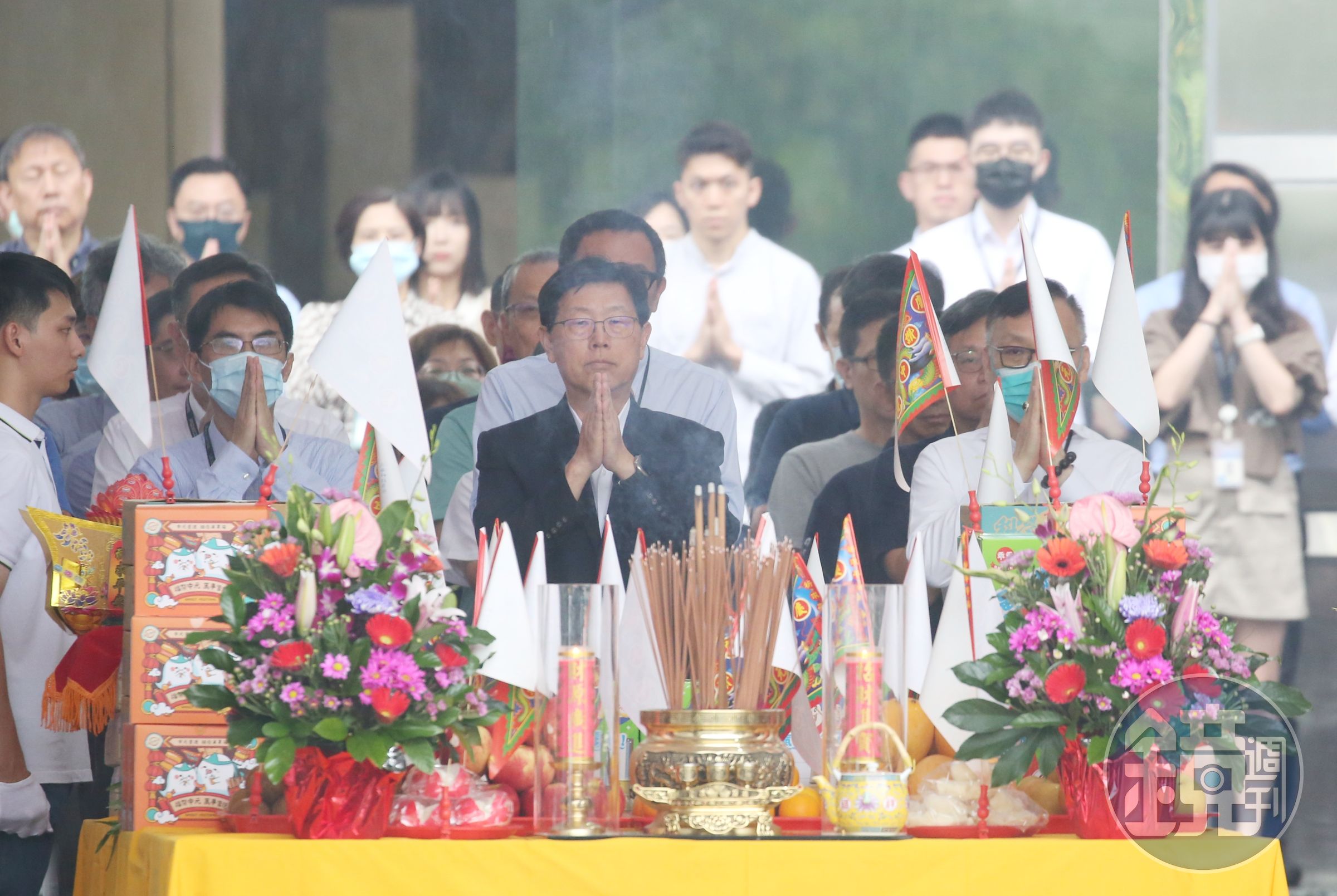 鴻海集團今日舉辦普渡,董事長劉揚偉(中)出席。