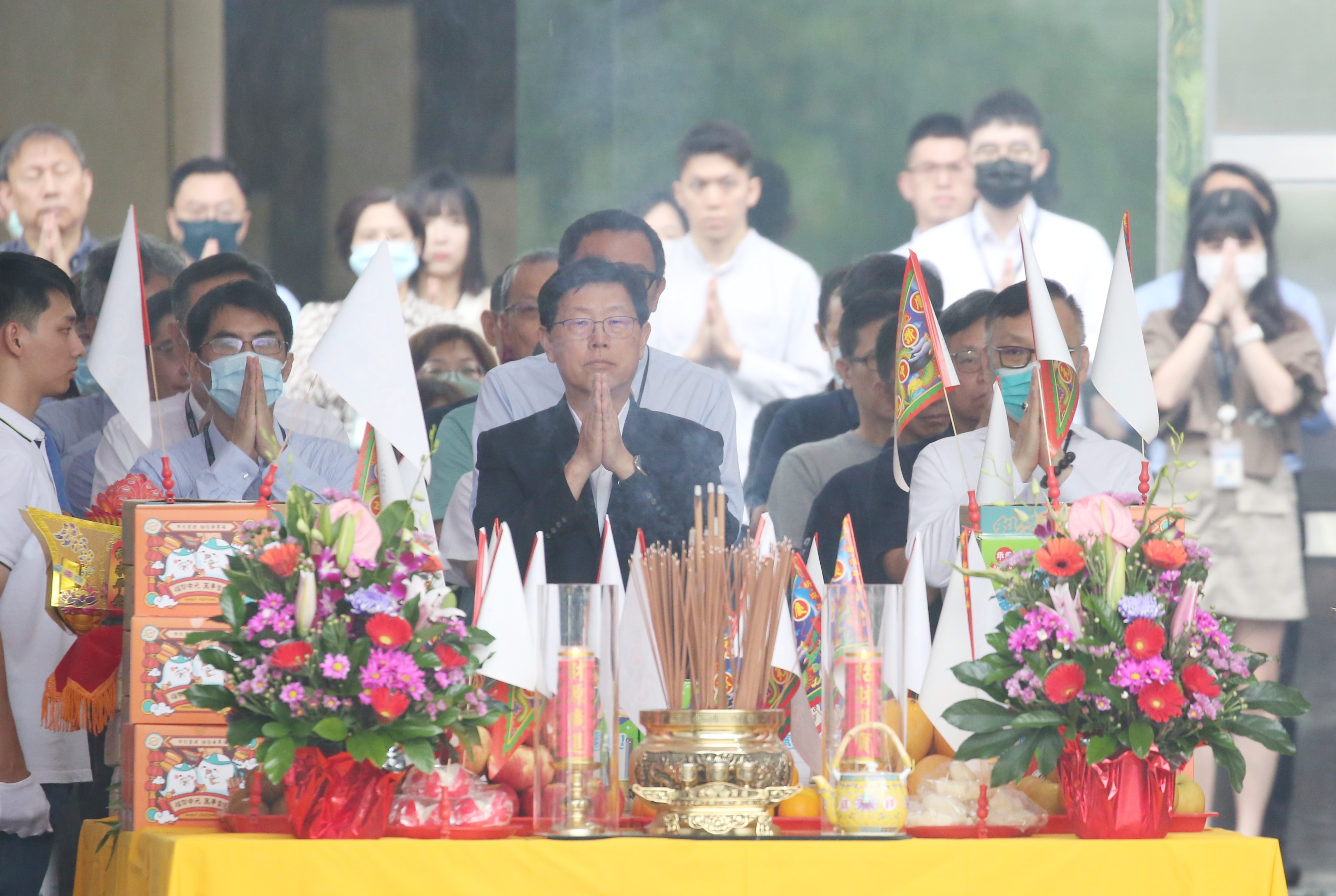 鴻海集團今日舉辦普渡，董事長劉揚偉（中）出席。