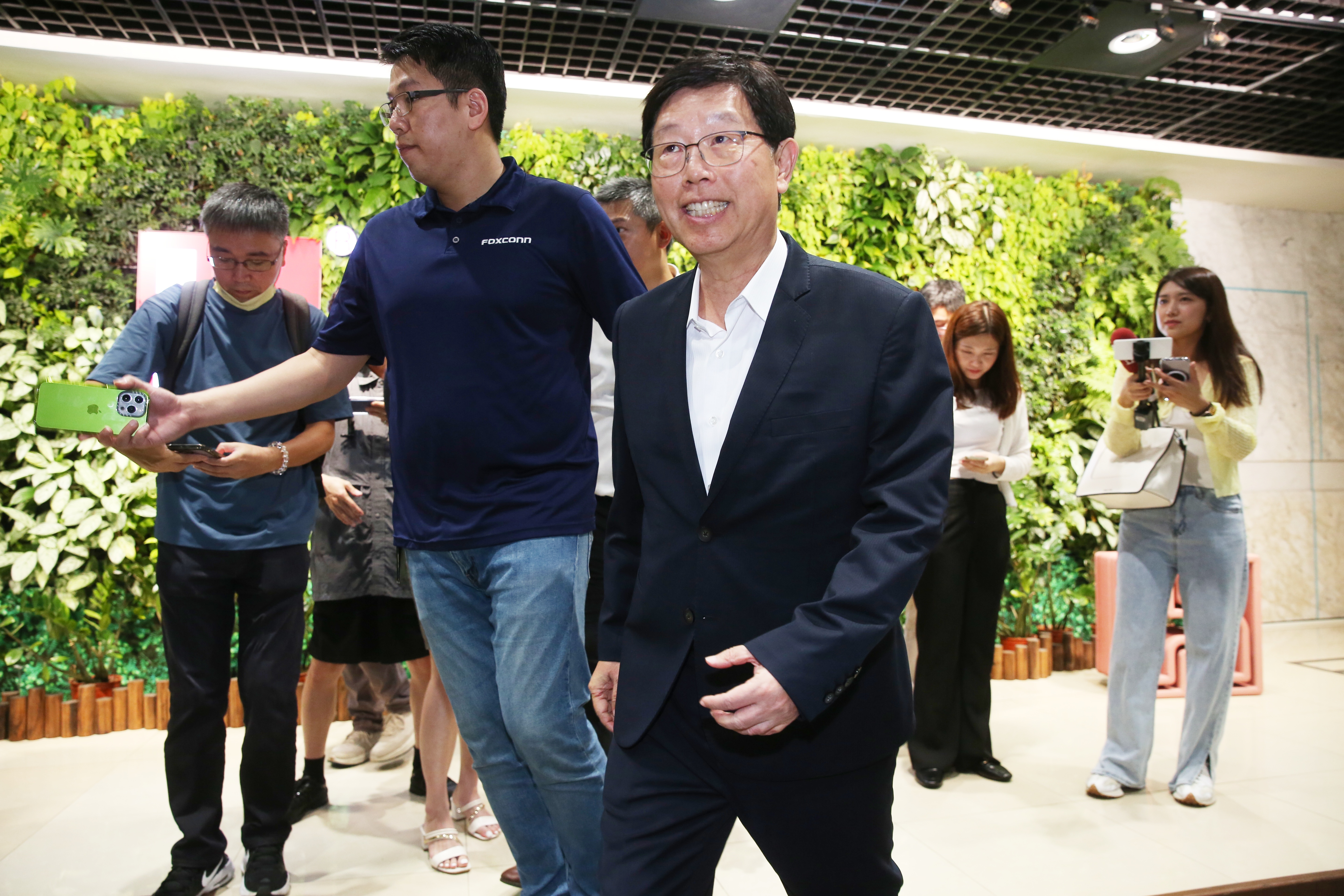 鴻海集團董事長劉揚偉6日出席集團普渡活動，對創辦人郭台銘參選總統一事做出表態。