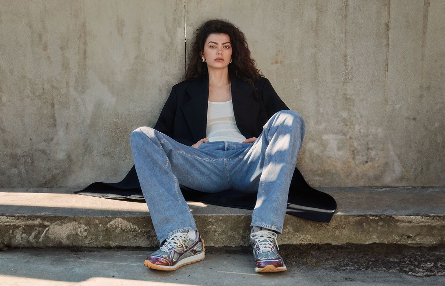 BOTTEGA VENETA 2023秋冬形象廣告強調流動中的極致工藝。（翻攝自官網）