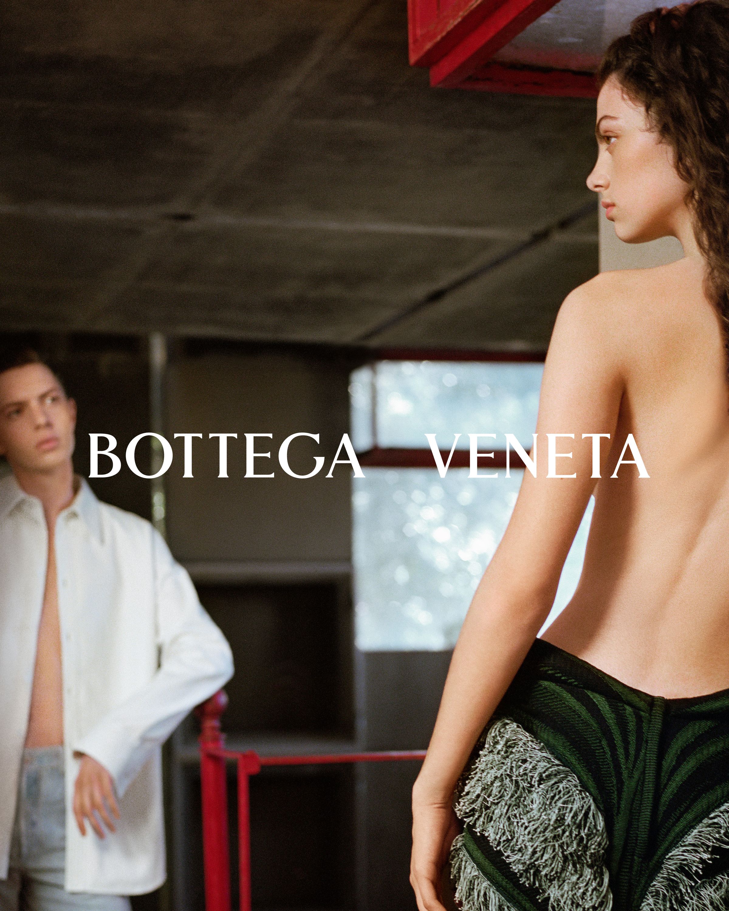 一場邂逅能夠帶來的驚喜,是BOTTEGA VENETA 2023秋冬形象廣告的訴說。(BOTTEGA VENETA提供)