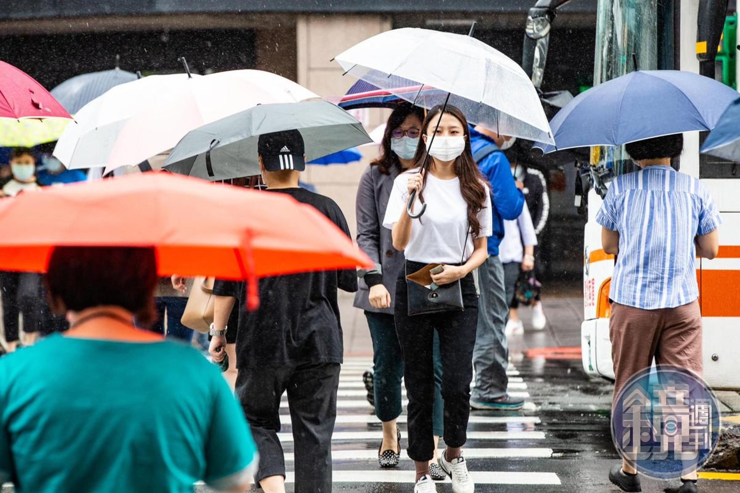 今台灣整體是東北風環境,迎風面水氣偏多,在桃園以北、東半部地區及恆春半島不定時的有局部陣雨。
