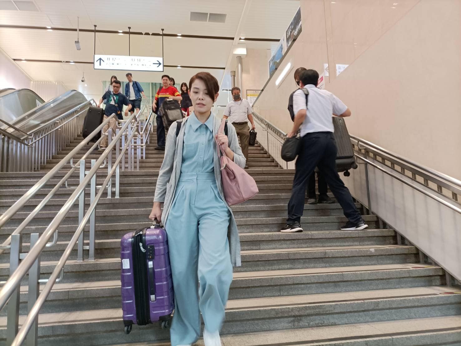 高虹安被爆出入有「百萬名車代步」，徐千晴則護航「生活奢侈的人會出國考察坐廉價航空？」（翻攝自徐千晴 新竹市府發言人臉書）