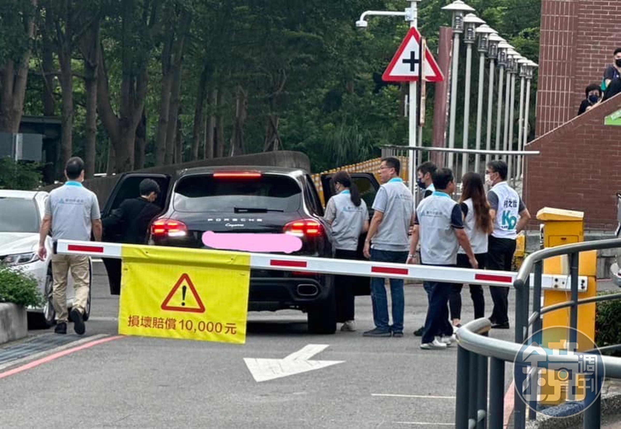 民進黨籍市議員楊玲宜爆料高虹安出入有百萬名車代步接送。(翻攝自北區超正。派 我是楊玲宜臉書)