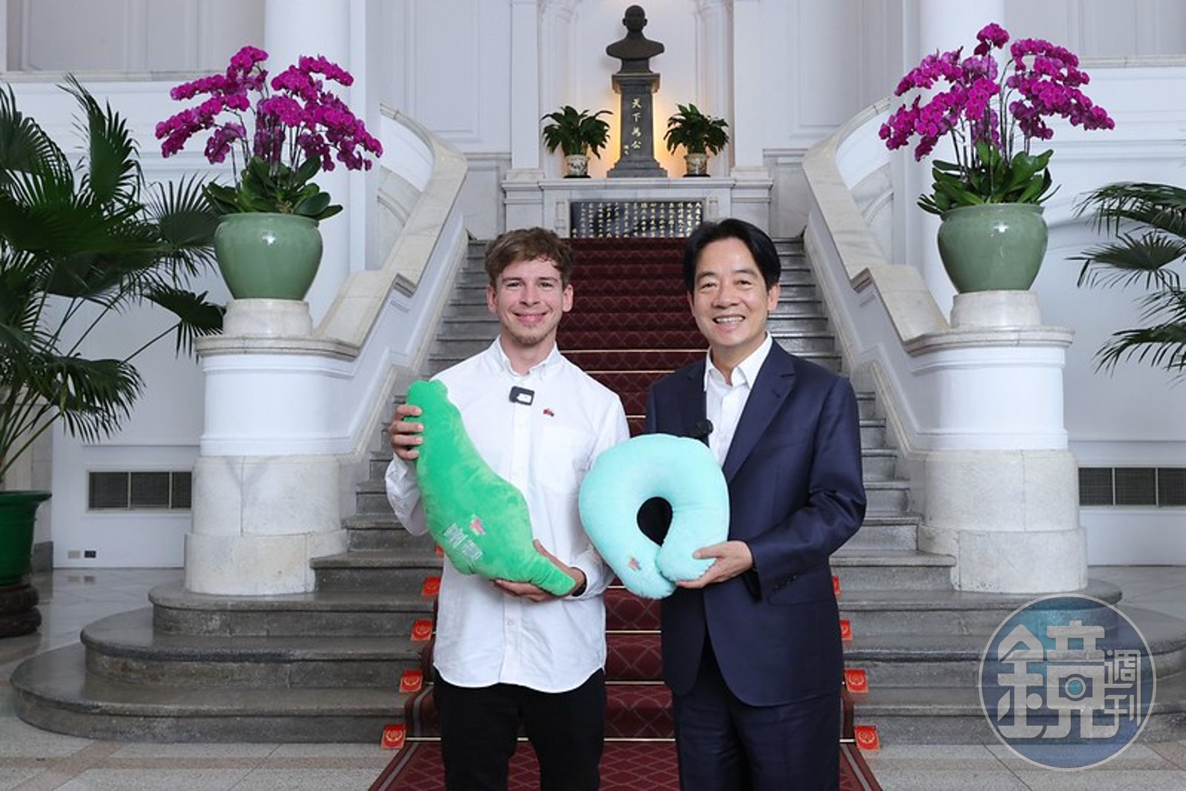 來自斯洛伐克的攝影師Patrik Paulínyi入住總統府,賴清德親自送上兩用的台灣造型抱頸枕。(總統府提供)