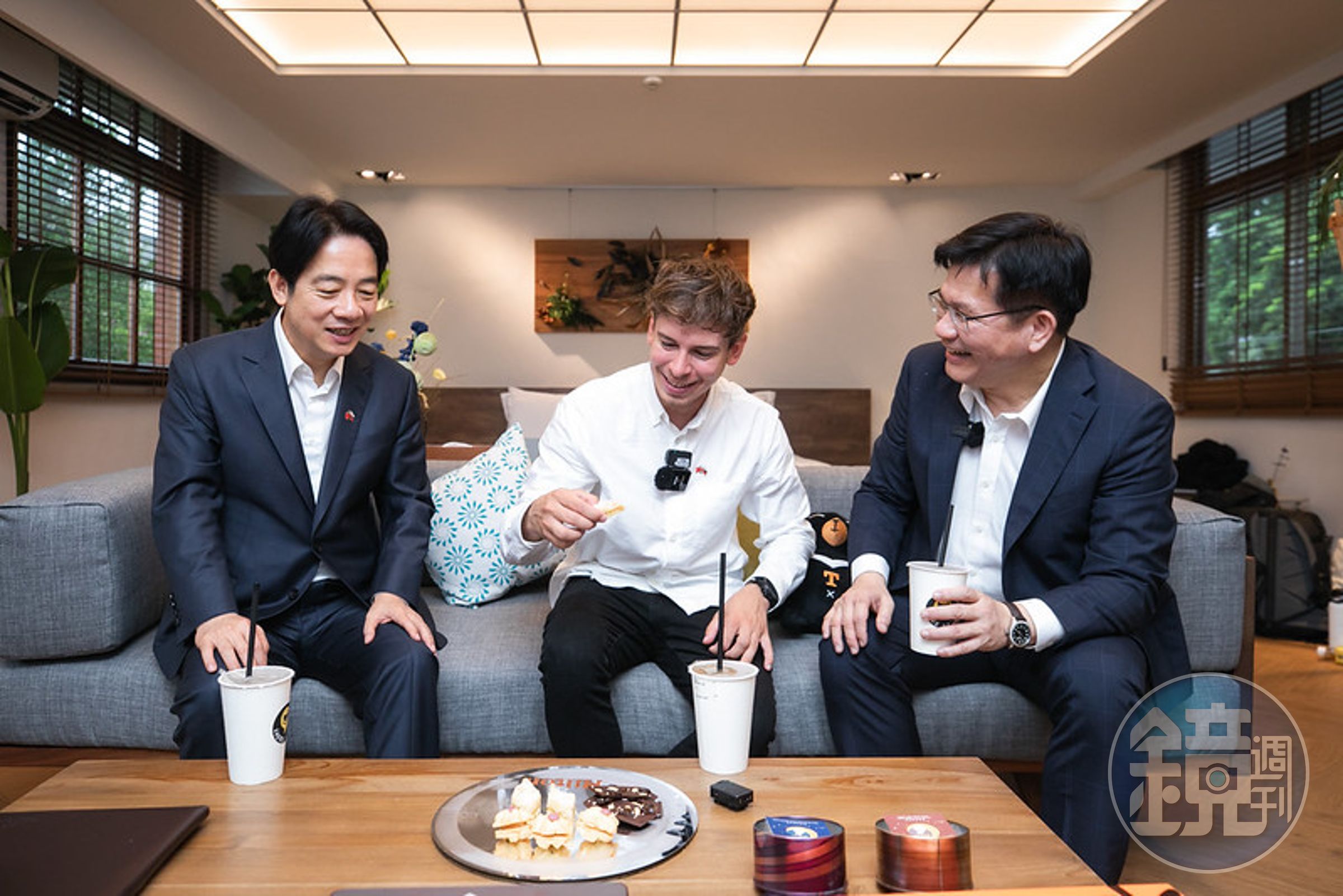 賴清德與林佳龍與賓客一同品嚐甜點與冬瓜茶。(總統府提供)
