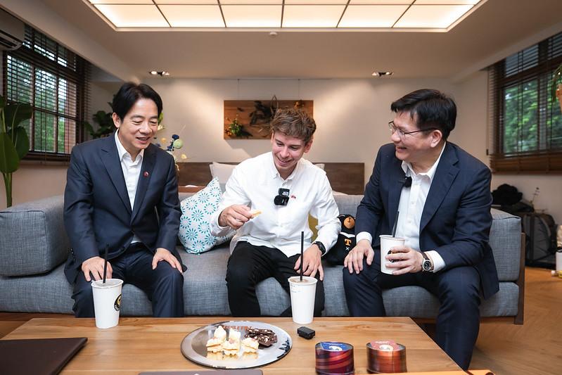 賴清德與林佳龍與賓客一同品嚐甜點與冬瓜茶。（總統府提供）