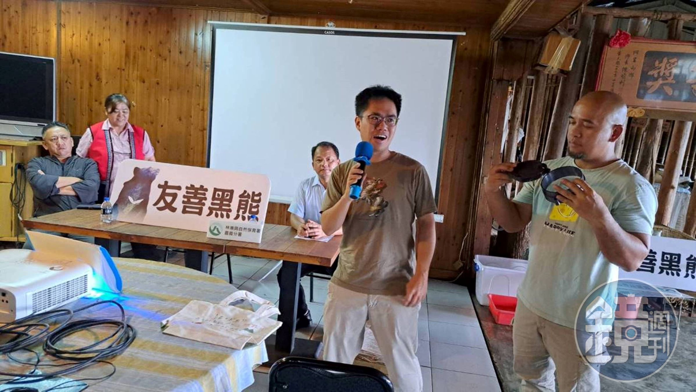 林業保育署嘉義分署向部落宣導改良式獵具。(林業保育署嘉義分署提供)