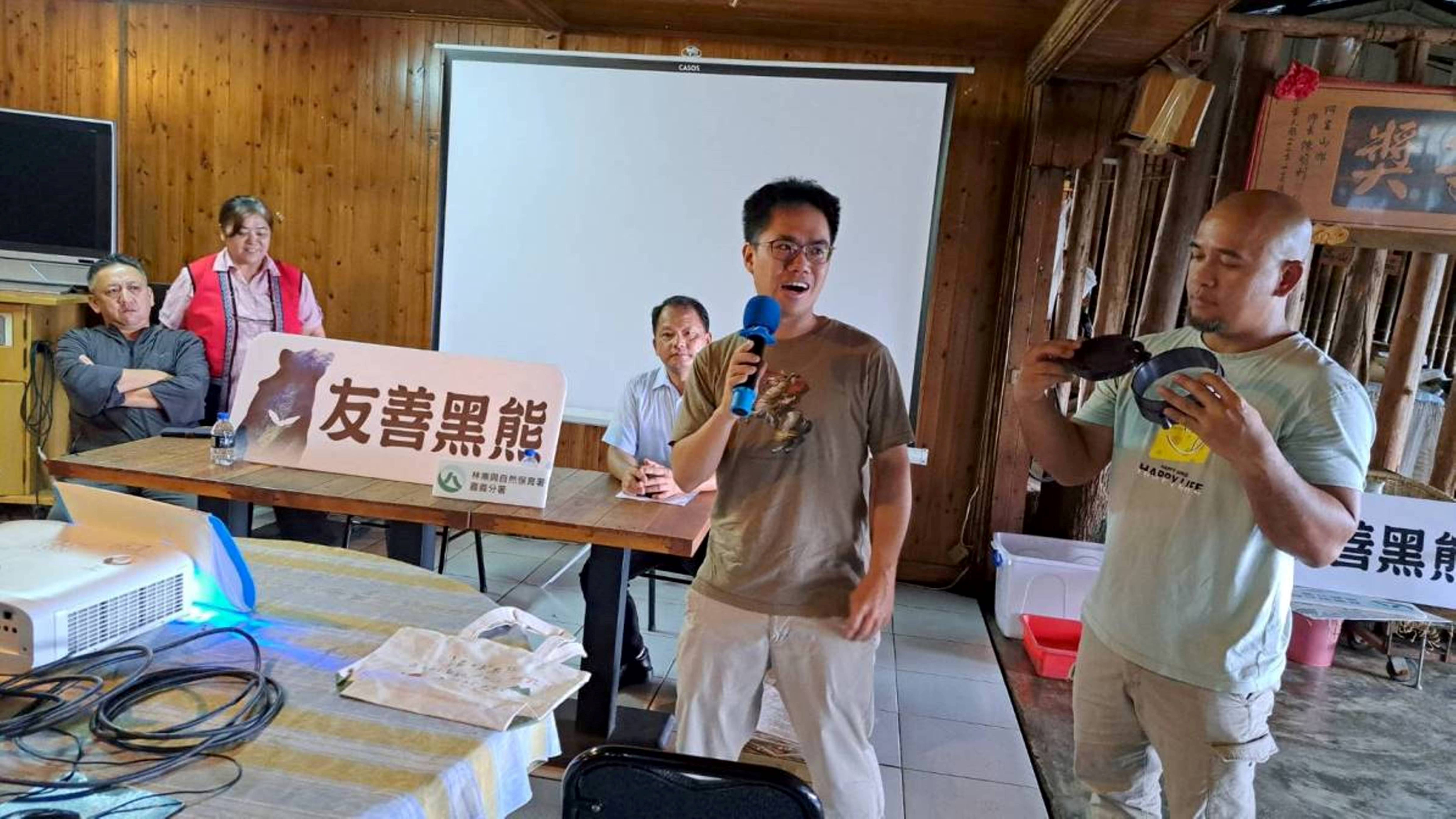 林業保育署嘉義分署向部落宣導改良式獵具。（林業保育署嘉義分署提供）