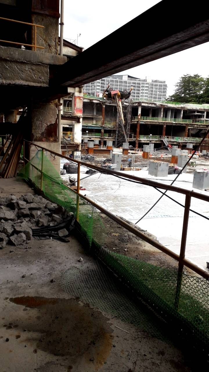 台北市京華城舊址工地發生工安意外，施工吊車上午在工地頂樓翻覆，駕駛一度受困車內。（翻攝自記者爆料網）