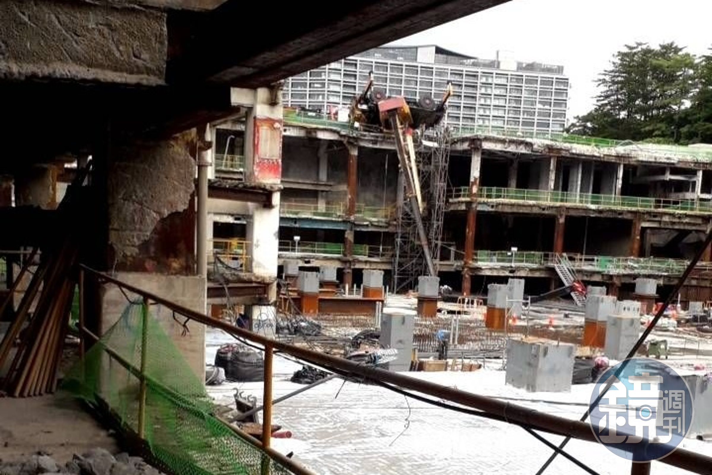台北市京華城舊址工地發生工安意外，施工吊車上午在工地頂樓翻覆，駕駛一度受困車內。（翻攝自記者爆料網）