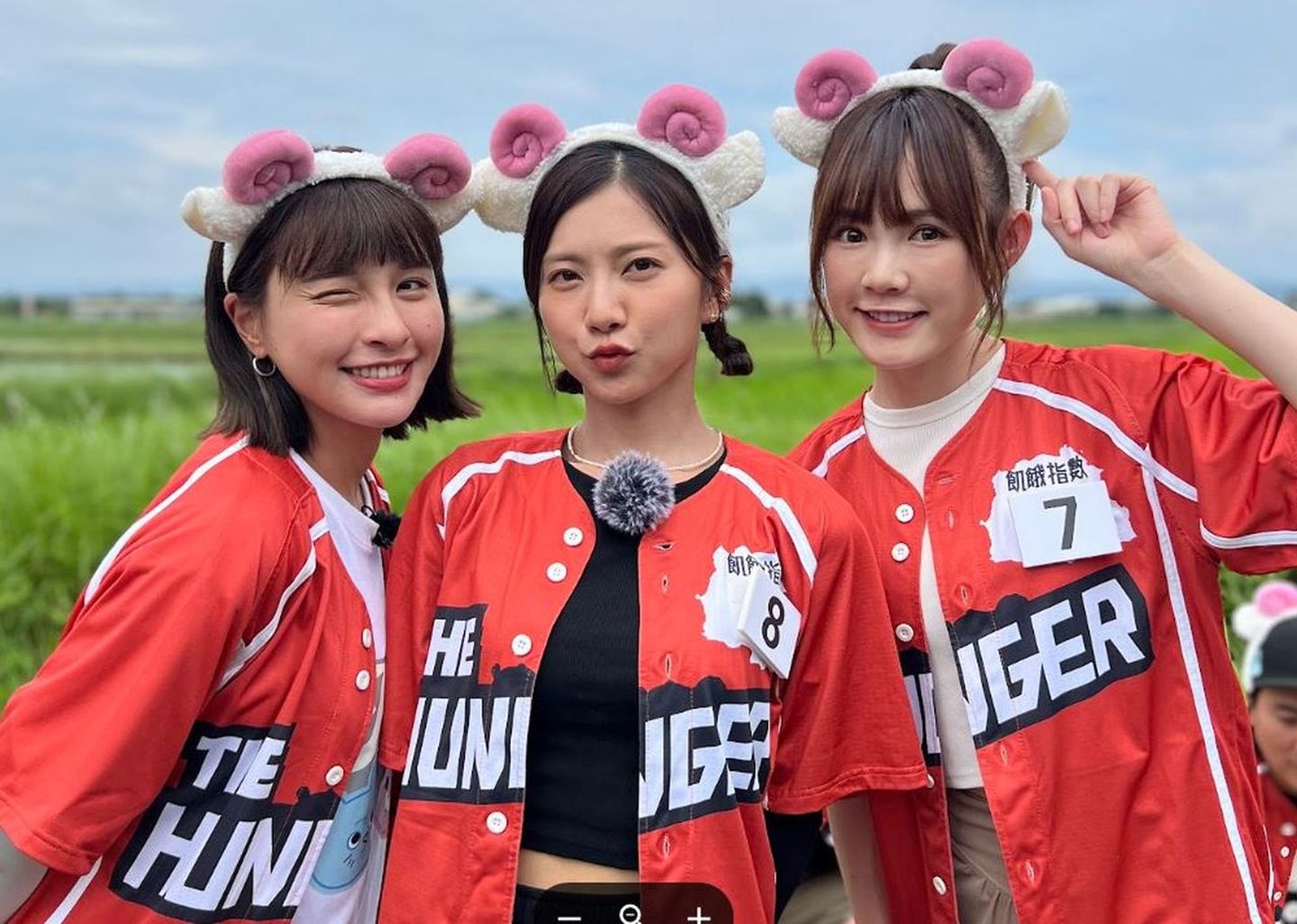 吳心緹（右）首登《飢餓遊戲》，與主持人峮峮、蔡黃汝一起出外景。（中視提供）