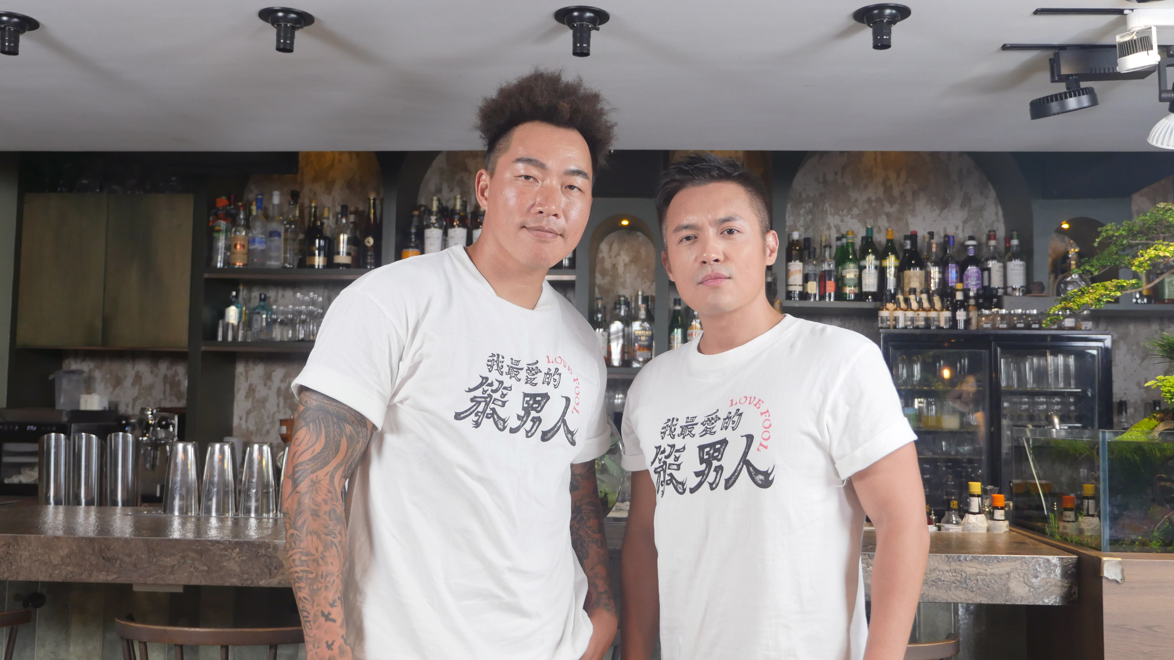 郭泓志、范逸臣上節目接受專訪。(MOMOTV提供)