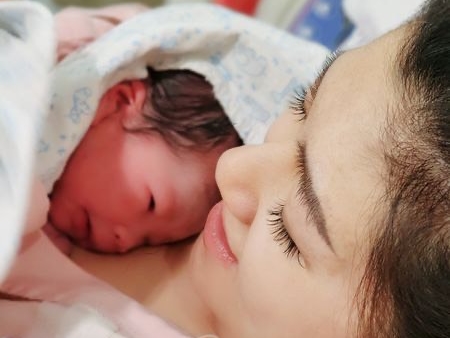 Selina任家萱抱著寶貝兒子「小腰果」。（翻攝自Selina臉書）