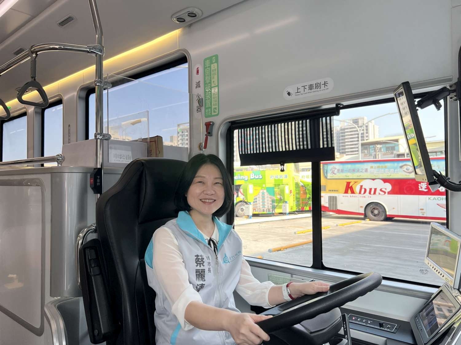 蔡麗清即將離任新竹市副市長,今在臉書發文感謝市府同仁與議會、議長,被發現獨漏市長高虹安。(新竹市政府提供)