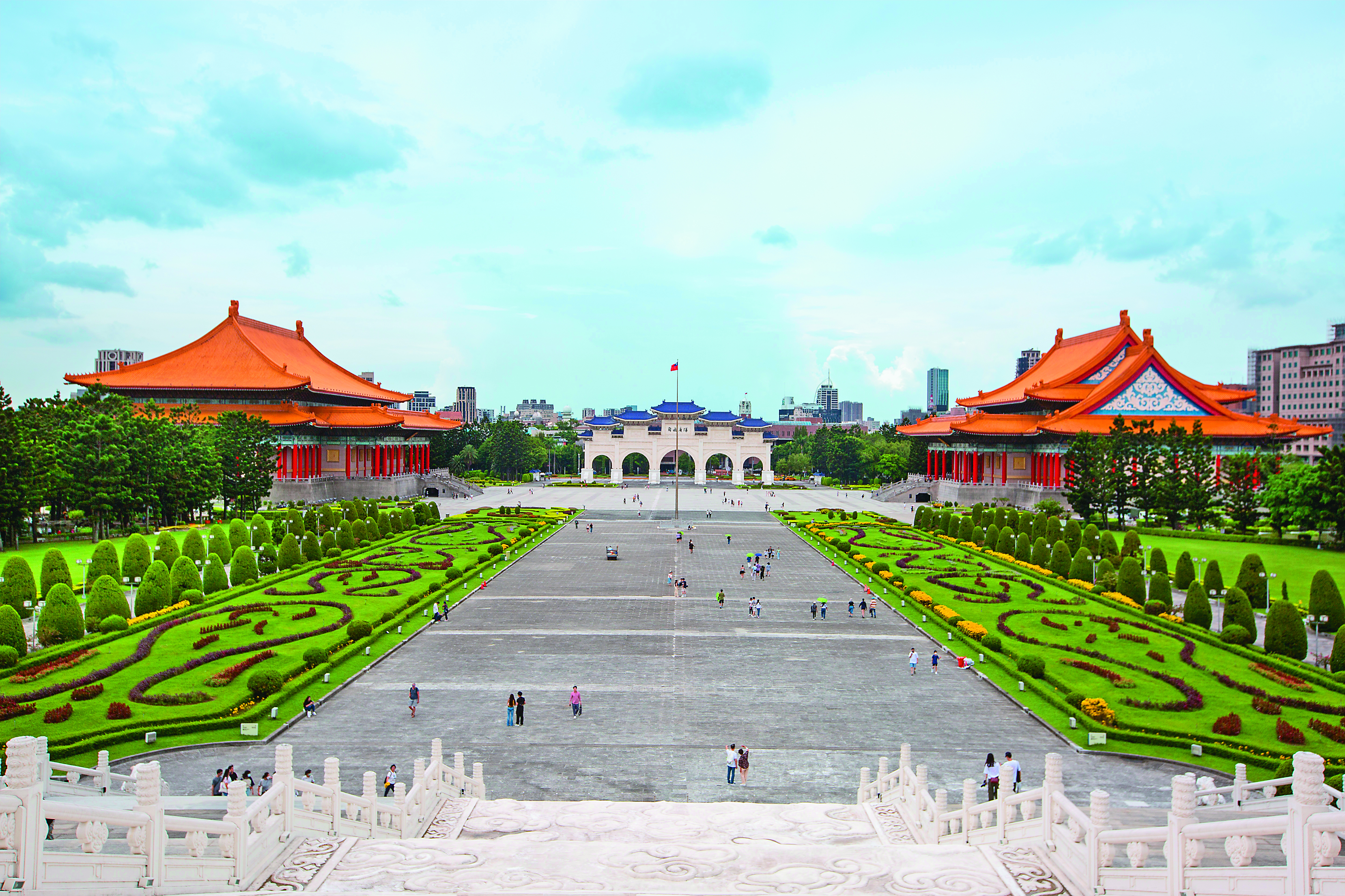 中正紀念堂特色景觀豐富，如民主大道兩旁的花壇紅綠植栽相互輝映，鮮亮討喜。