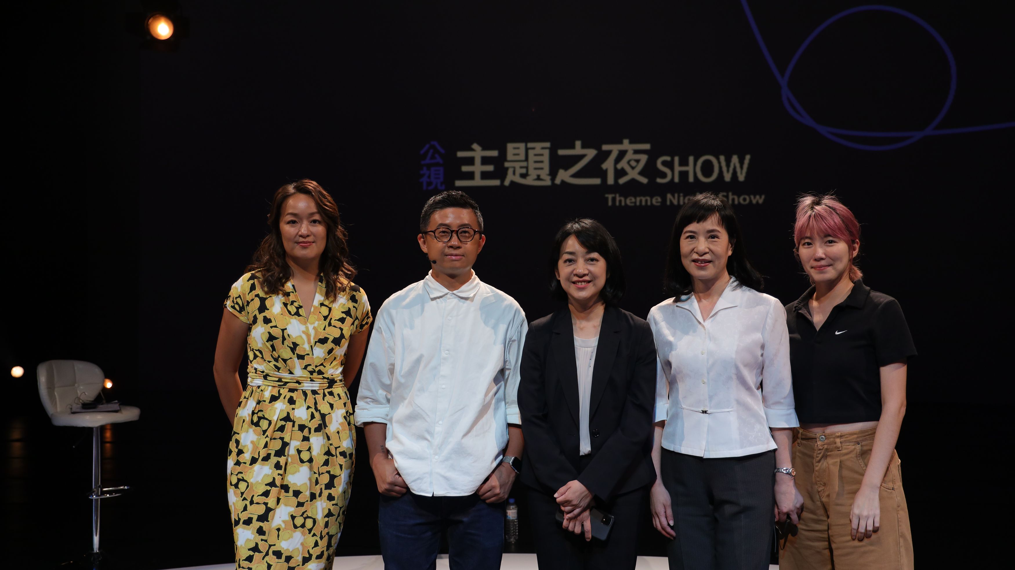 本週五《公視主題之夜SHOW》主題論壇由「百靈果News」凱莉(左起)、邱威傑(呱吉)主持,邀立法委員王婉諭、陸軍備役上校張玲玲,探討女性當兵議題。(公視提供)