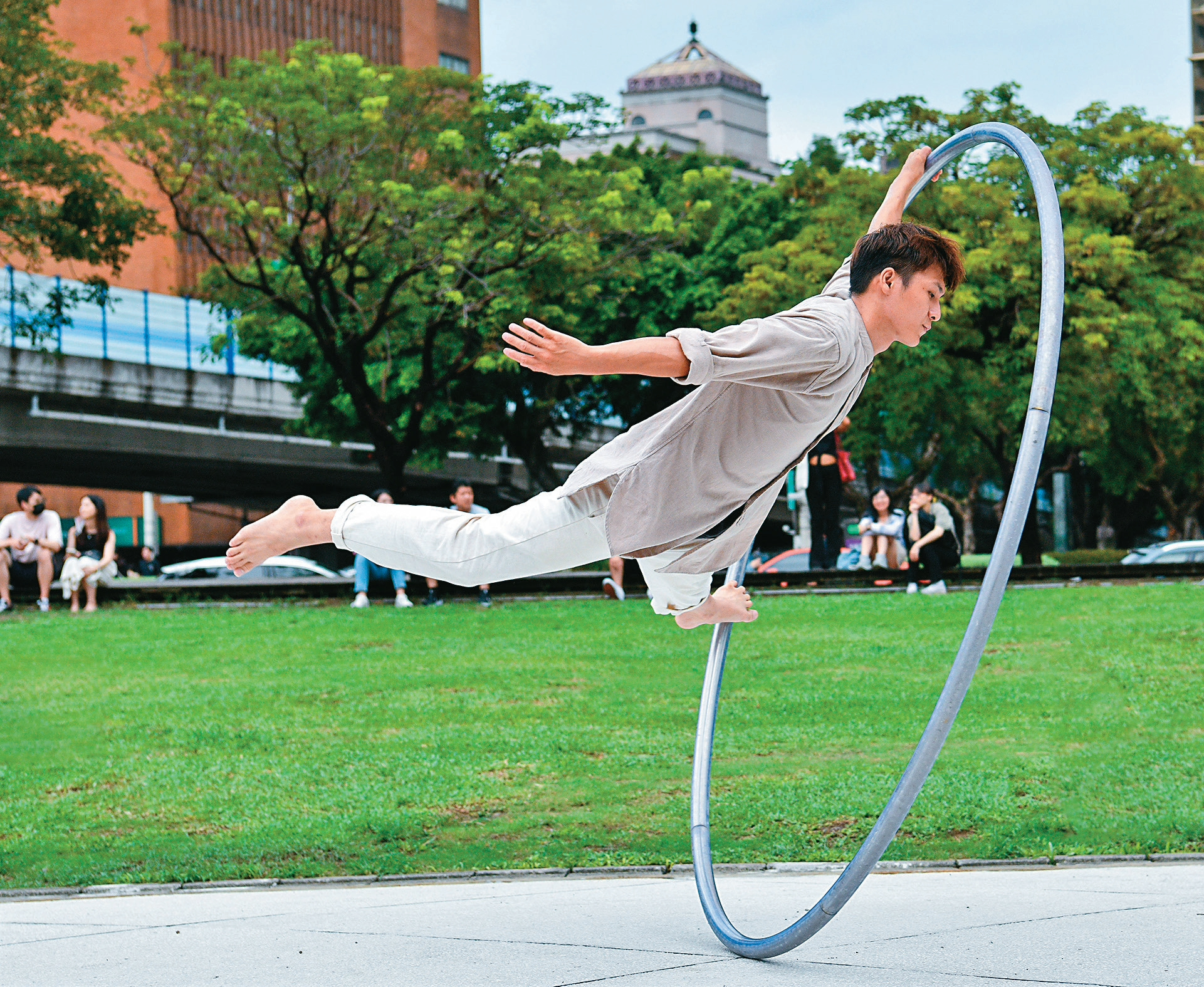 楊世豪在華山文創園區的大環表演，將街邊廣場變成特技上演的舞台。