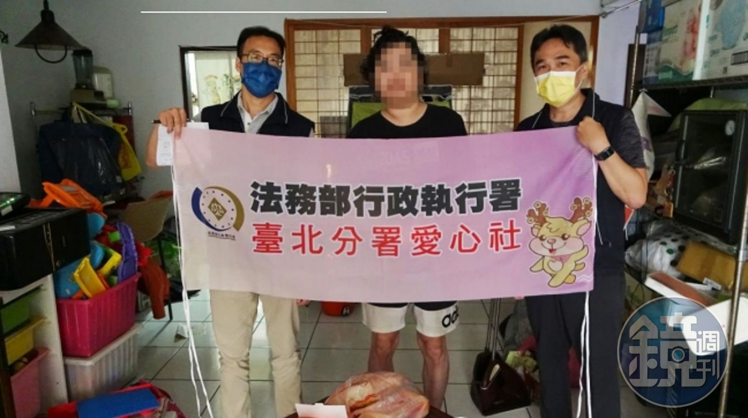 台北分署派員至羅婦住處進行愛心關懷並致贈水果禮盒及慰問金,由先生代替收下這份愛心。(台北分署提供)