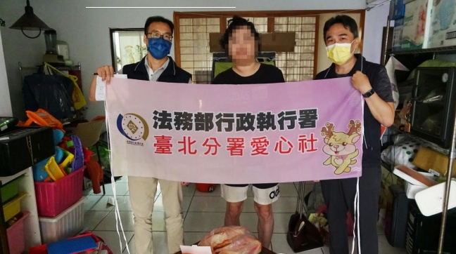 台北分署派員至羅婦住處進行愛心關懷並致贈水果禮盒及慰問金，由先生代替收下這份愛心。（台北分署提供）