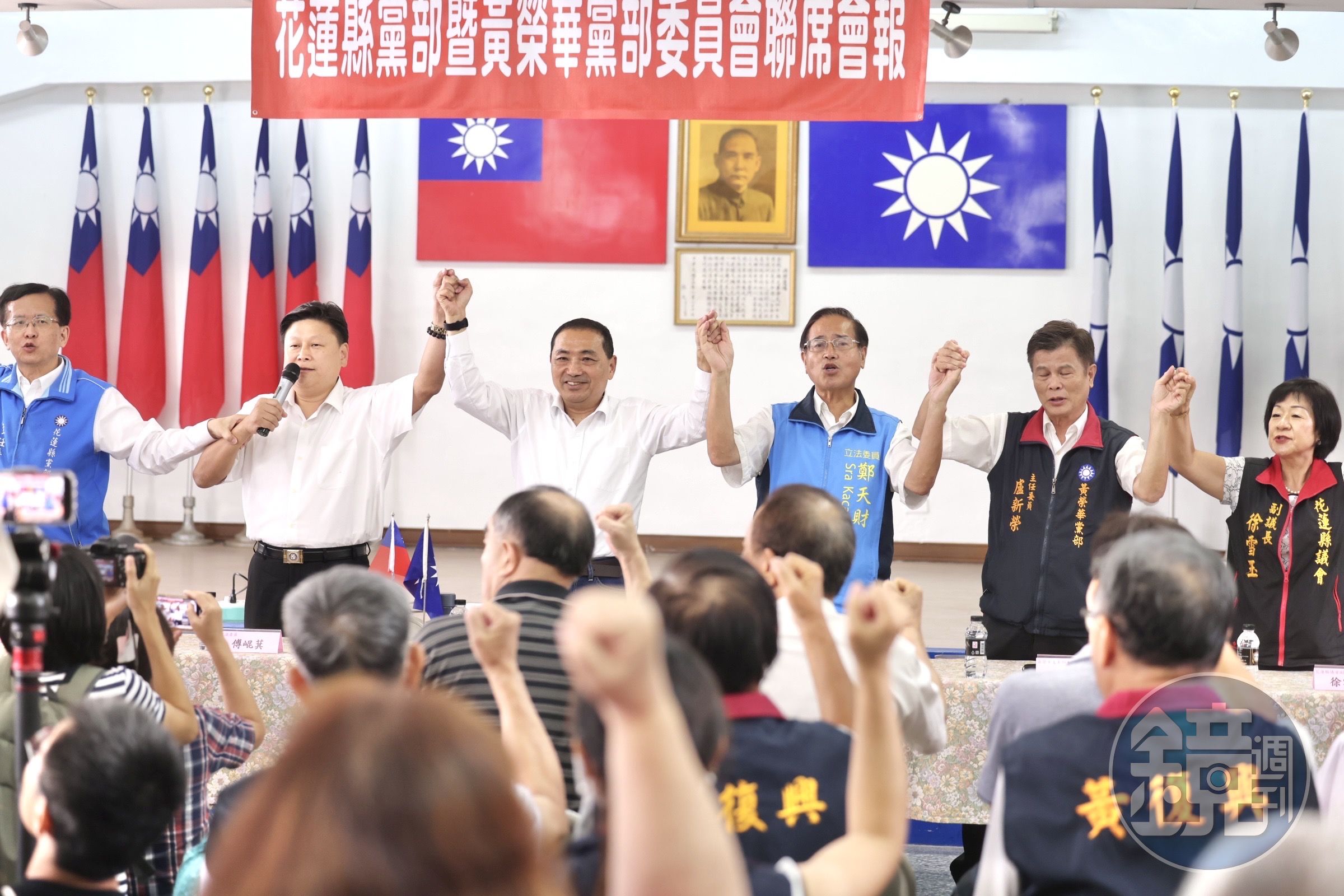侯友宜今到花蓮拜會,與傅崐萁同台破冰高喊當選。(侯友宜團隊提供)