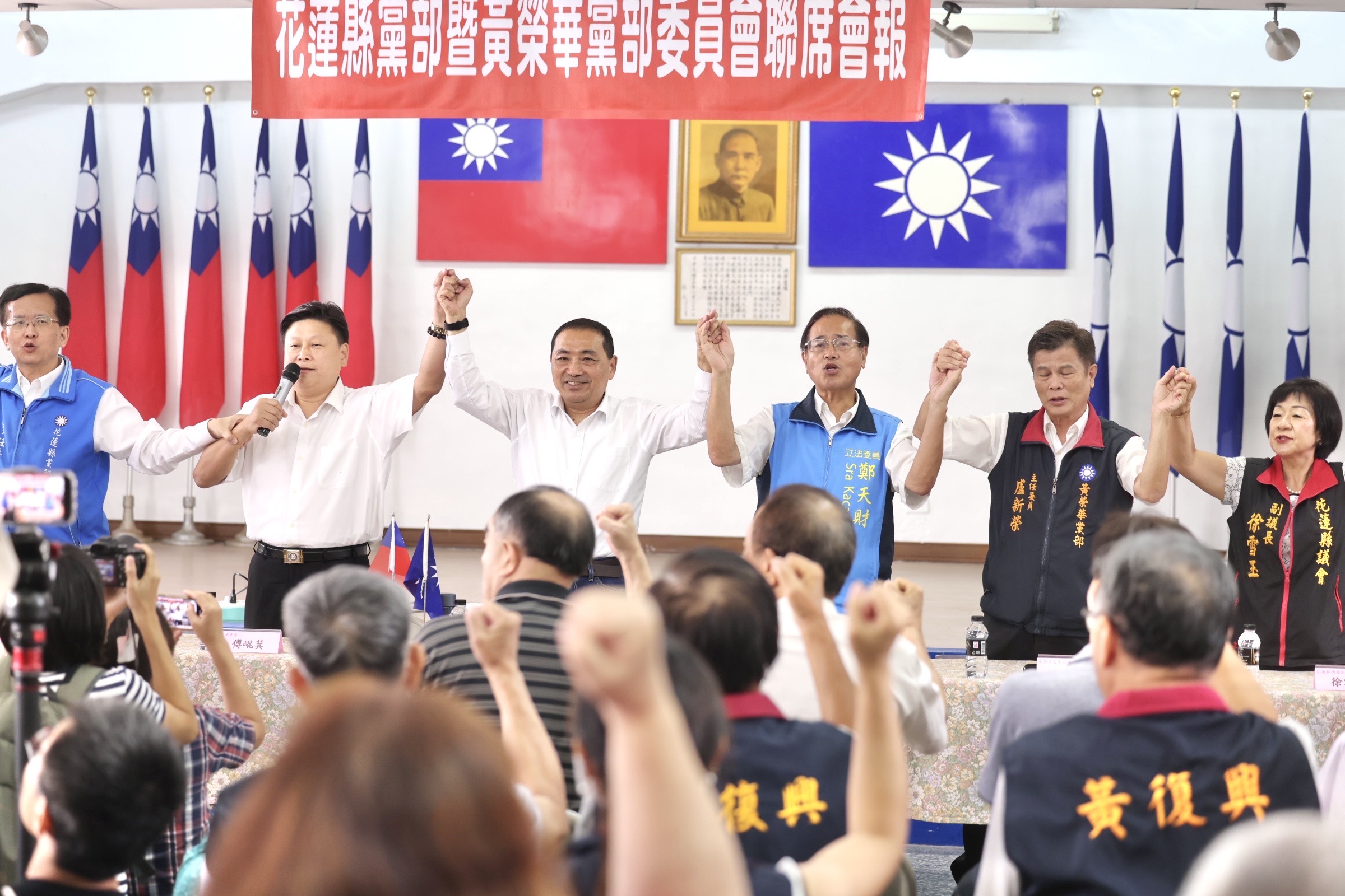 侯友宜今到花蓮拜會,與傅崐萁同台破冰高喊當選。(侯友宜團隊提供)