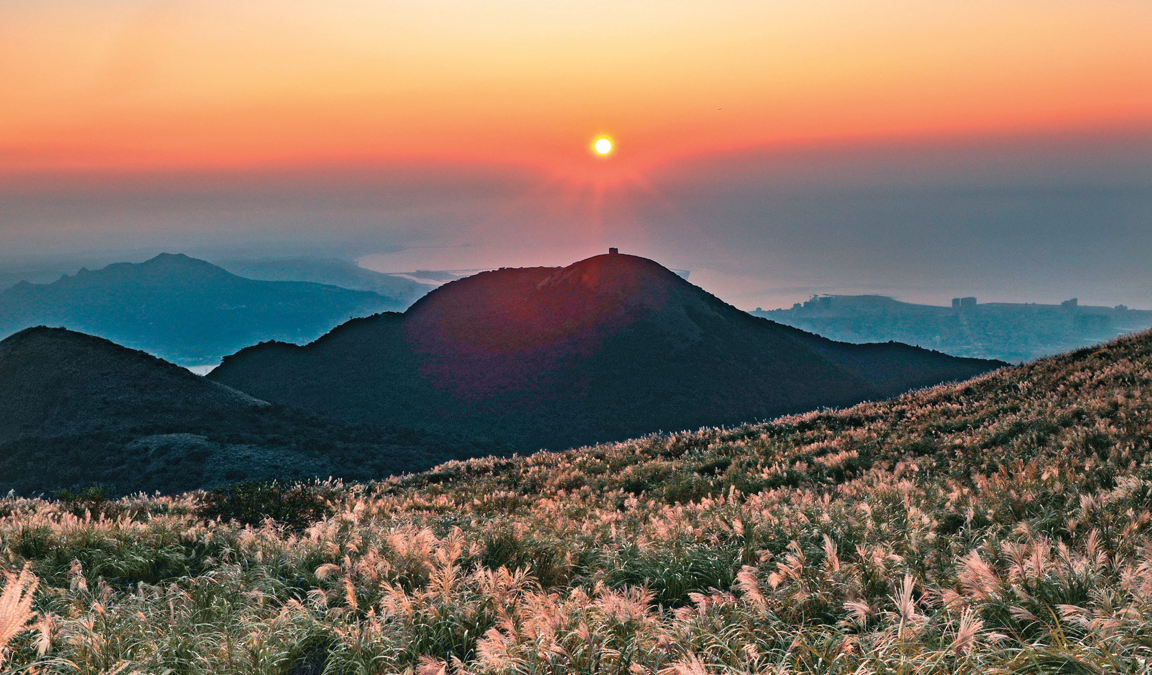 秋季遊覽台北市大屯山助航站一帶,能將山、海、芒花和夕陽美景盡收眼底。