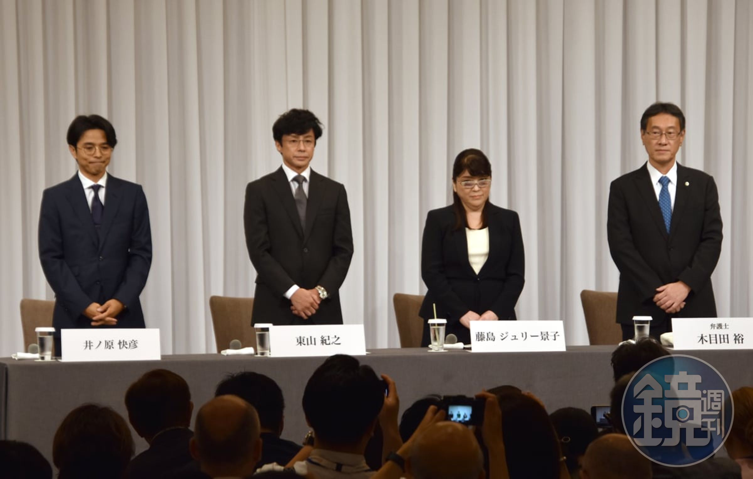 東山紀之(左二)、藤島茱莉景子(右二)、井之原快彥(左一)還有律師出席「傑尼斯」的重大記者會,目前聲明不會改名。(翻攝網路)