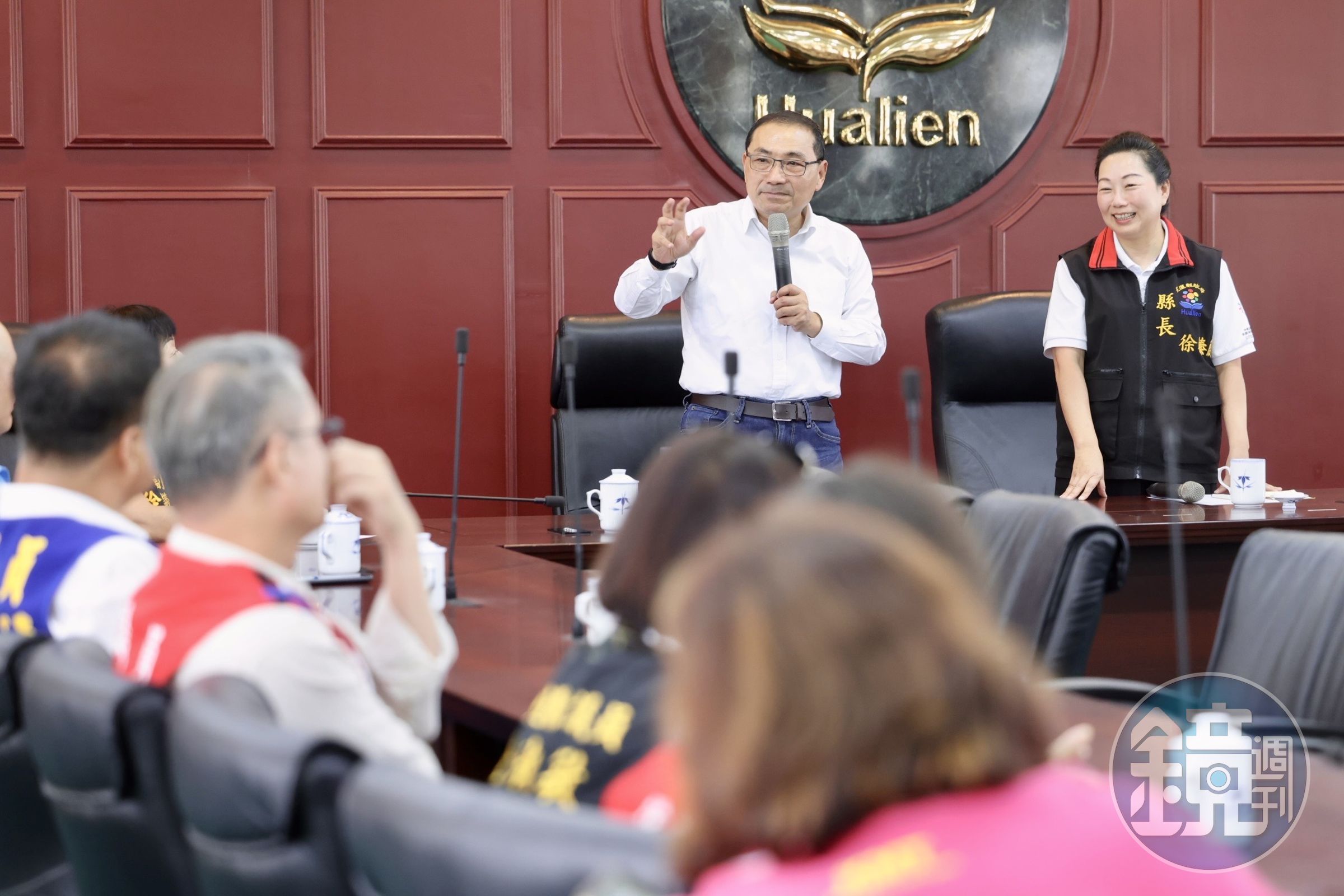 侯友宜(左)今被問到賴清德萬里老家違建一事表示,都依法依規定辦理,要接受民代監督。(侯友宜團隊提供)