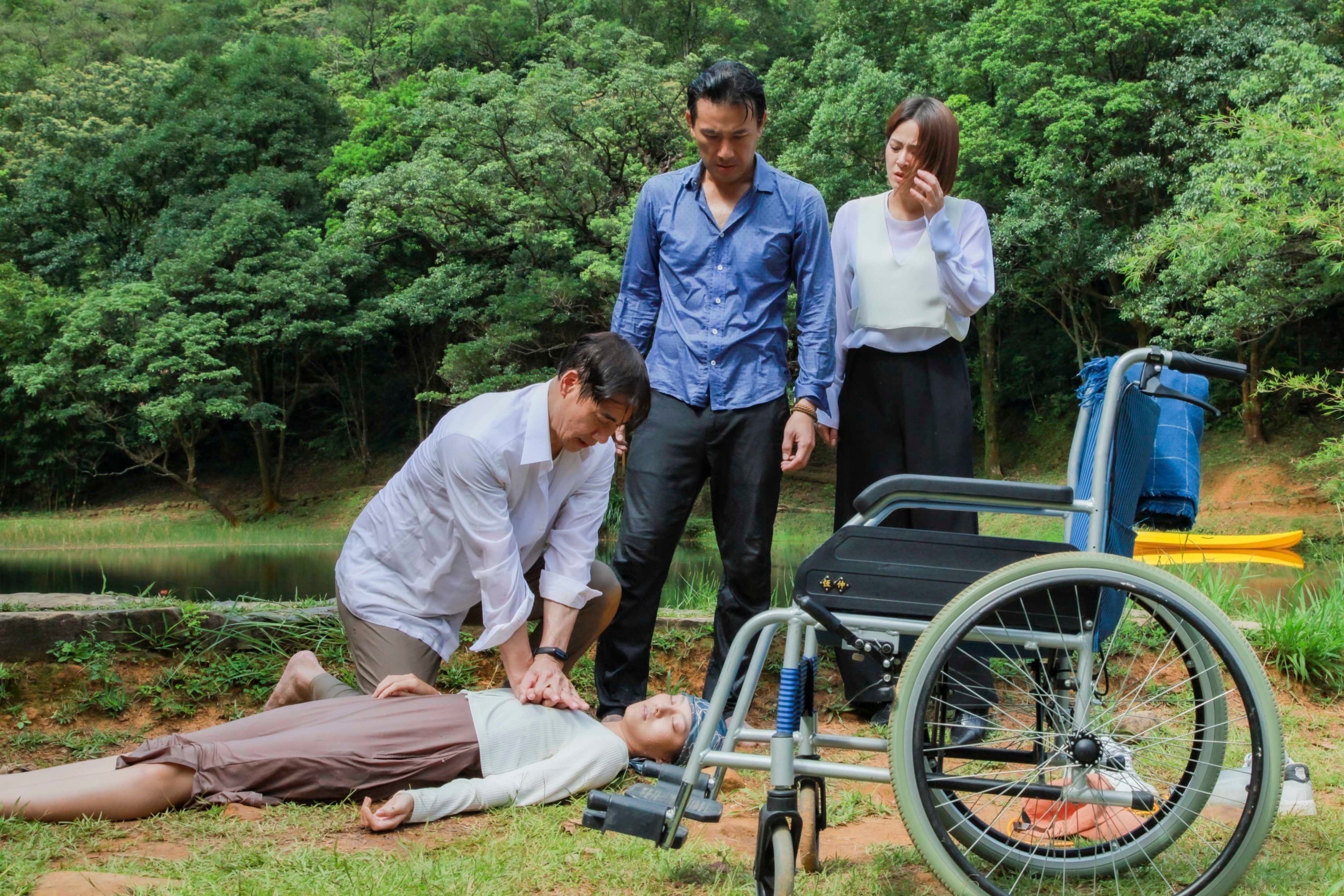 顏曉筠《市井豪門》被賴芊合陷害落入水中，雙方人馬對峙。（民視提供）