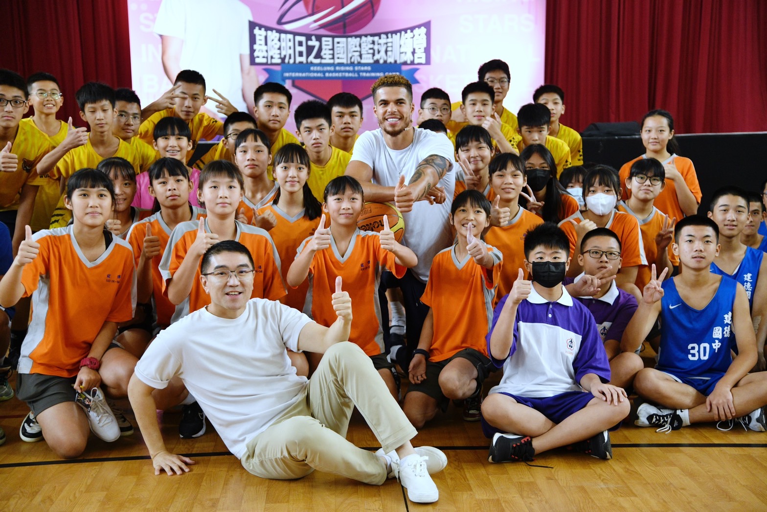 金塊隊冠軍前鋒小波特造訪基隆安樂高中，與市長謝國樑座談，並親自指導學生籃球技巧。