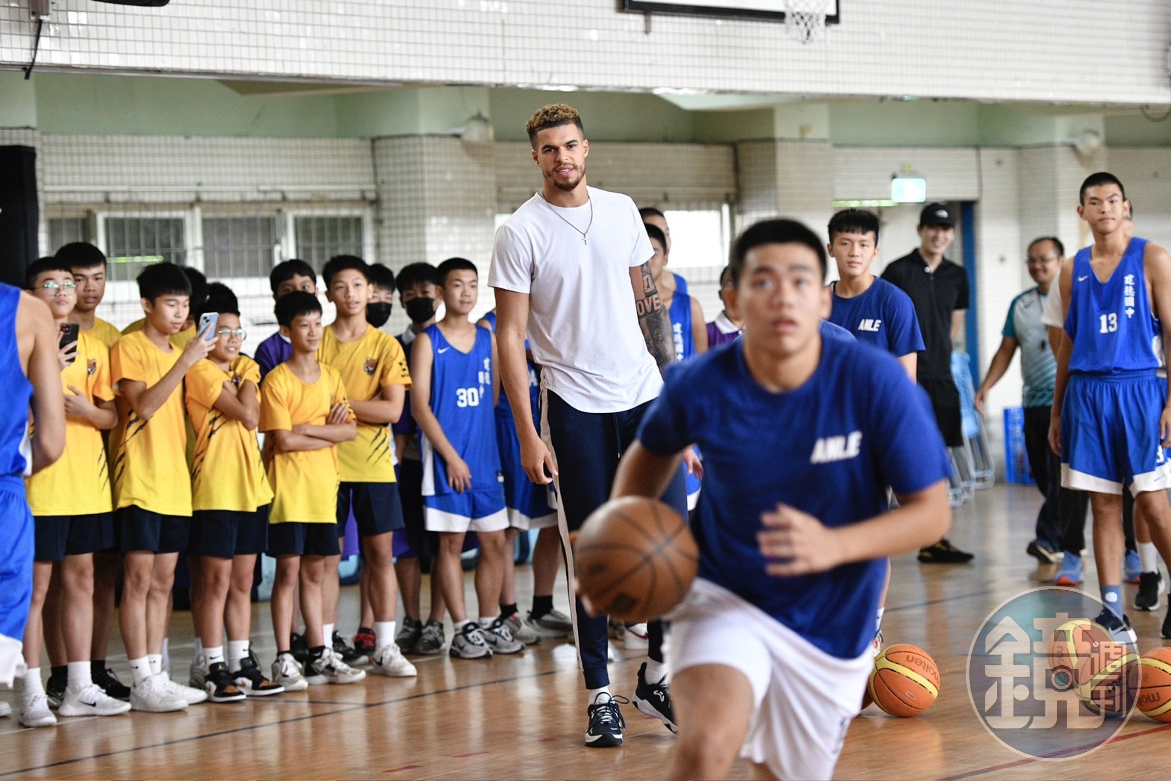 座談結束後，小波特下場指導學生籃球技巧。