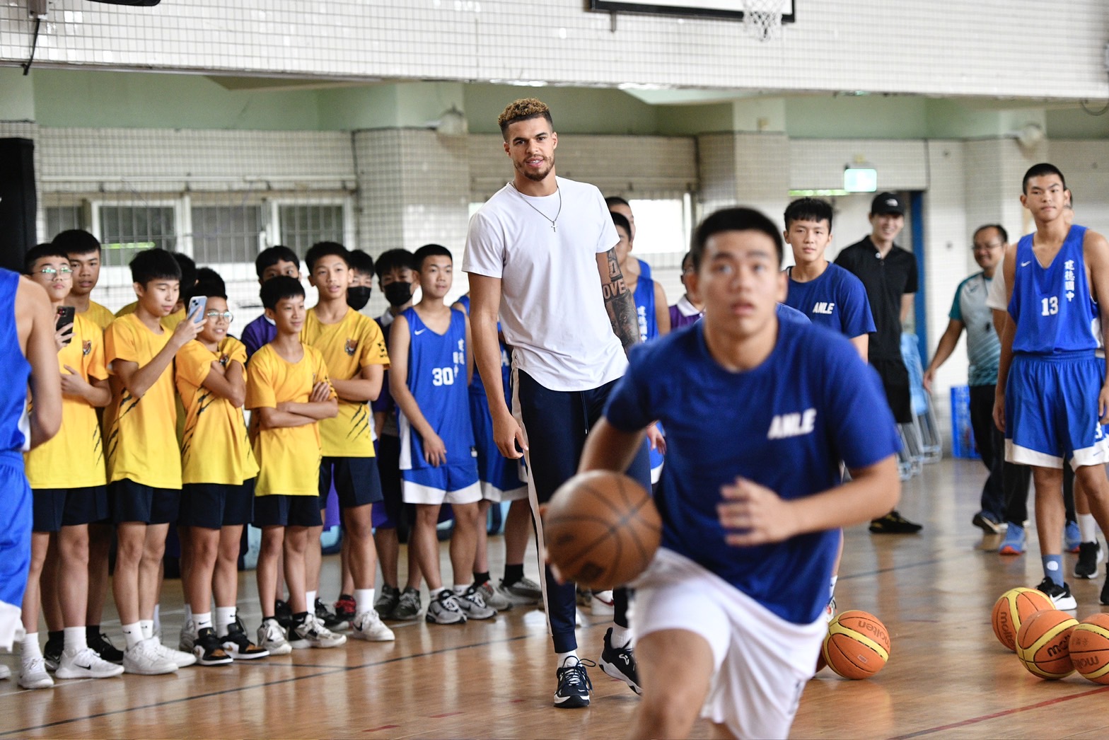 座談結束後，小波特下場指導學生籃球技巧。