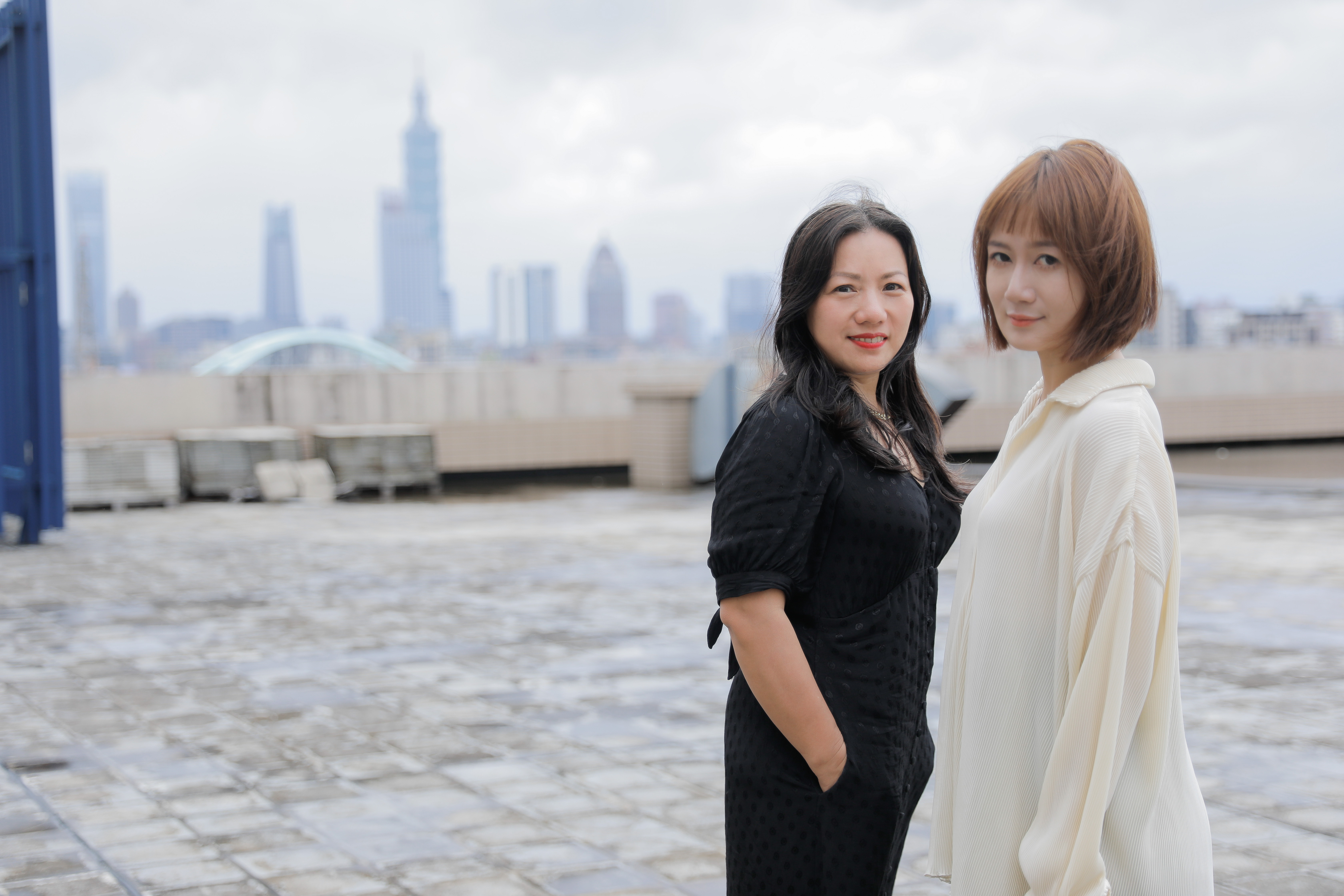 編導俞聖儀（左）在紐約拍攝首部劇情長片，製片胡婷昀（右）一同前往照料演員生活起居、控管預算。