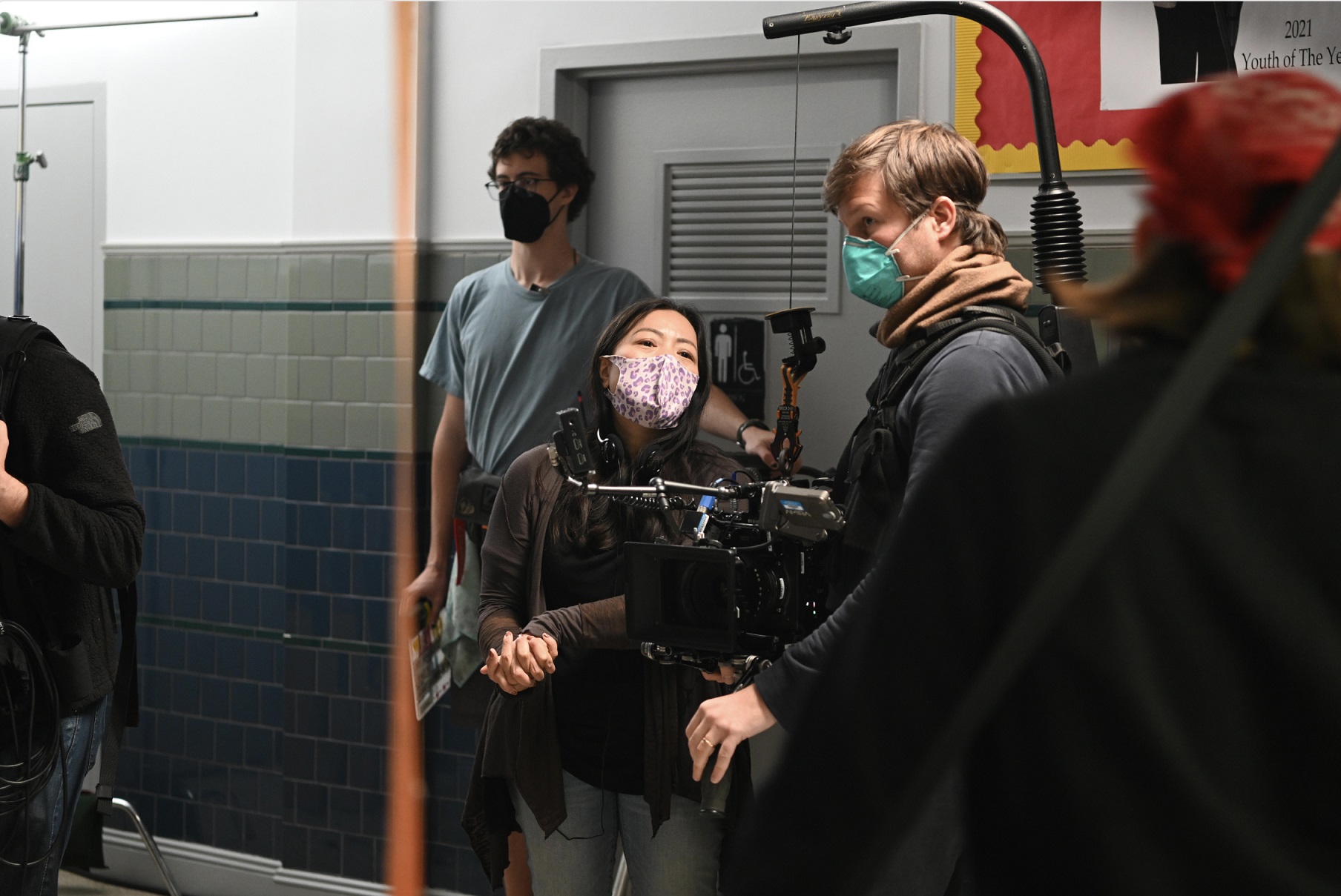 俞聖儀（右二）執導首部劇情長片，一手包辦紐約劇組人員的召募工作。（俞聖儀提供）