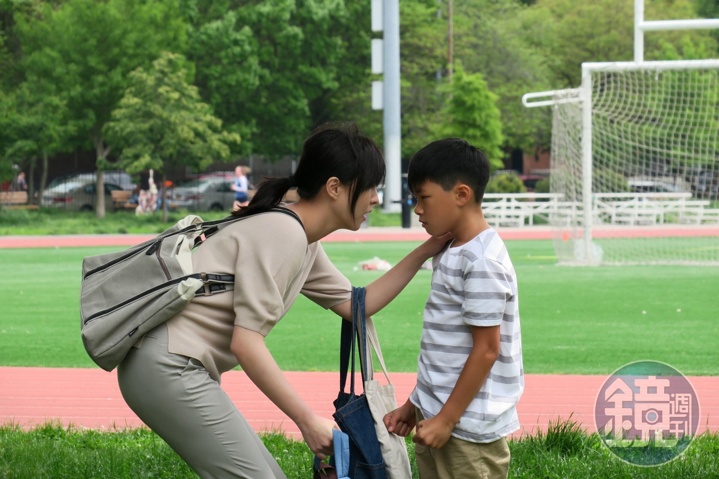 魏蔓（左）與片中兒子在公園拍的戲花了三天才完成，是俞聖儀覺得最難拍也最喜歡的戲。 （滿滿額娛樂提供）