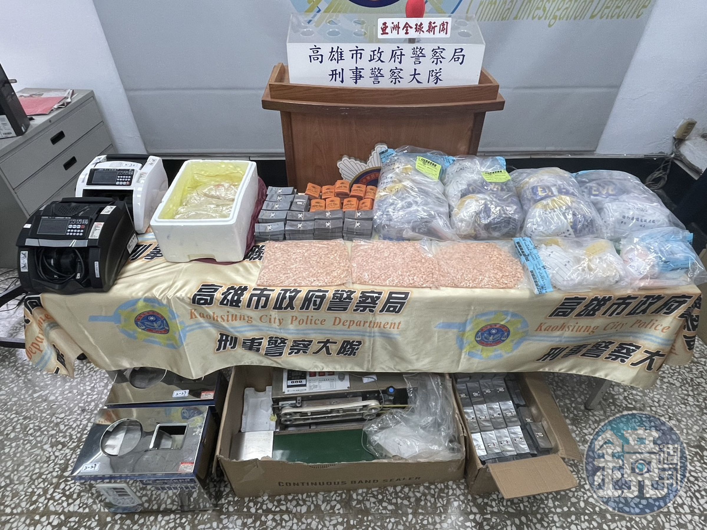 高市刑大破獲毒品分裝場，日產8千包毒咖啡。（翻攝畫面）