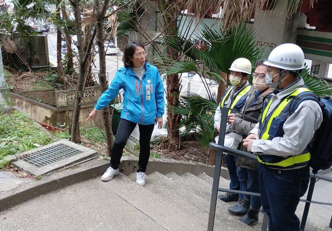 呂美玲（左）因與街訪民眾鬥嘴被戲稱「討打姐」，傳出準備加入民眾黨。（翻攝自呂美玲臉書）