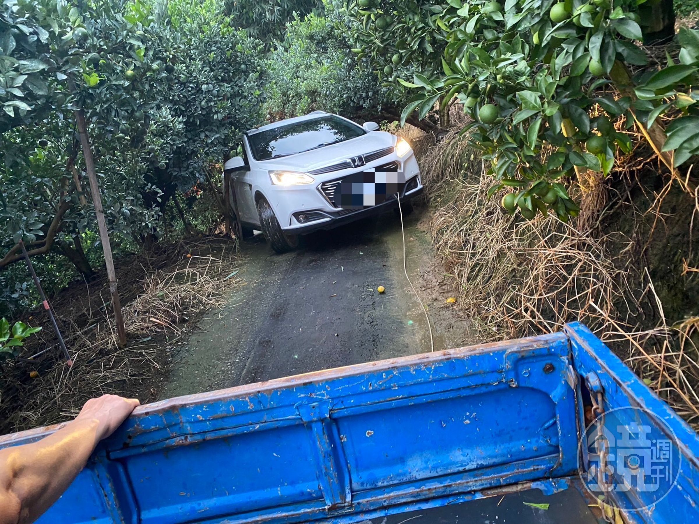台中康姓一家六口4日開車至嘉義遊玩，卻被導航帶到深山受困產業道路，最後靠著當地區民以繩索綁著小貨車，順利脫困。（嘉義縣警局竹崎分局提供）
