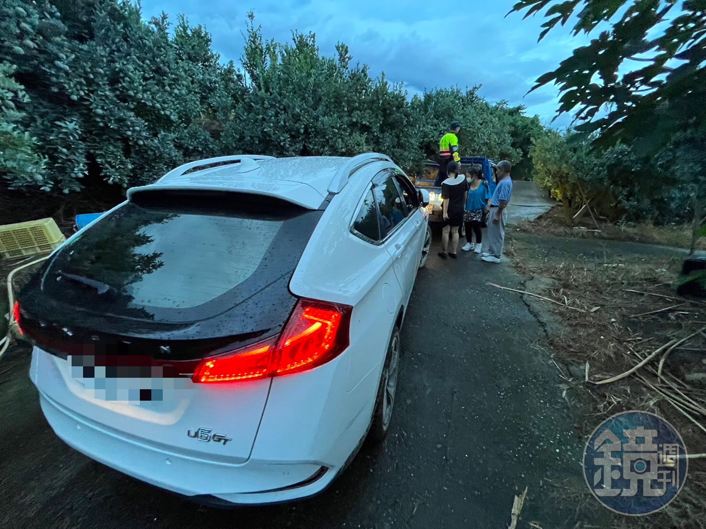 台中康姓一家六口4日開車至嘉義遊玩，卻被導航帶到深山受困產業道路。（嘉義縣警局竹崎分局提供）