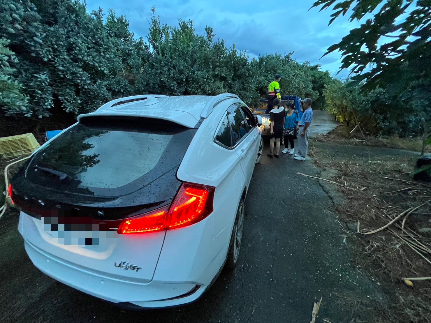 台中康姓一家六口4日開車至嘉義遊玩，卻被導航帶到深山受困產業道路。（嘉義縣警局竹崎分局提供）