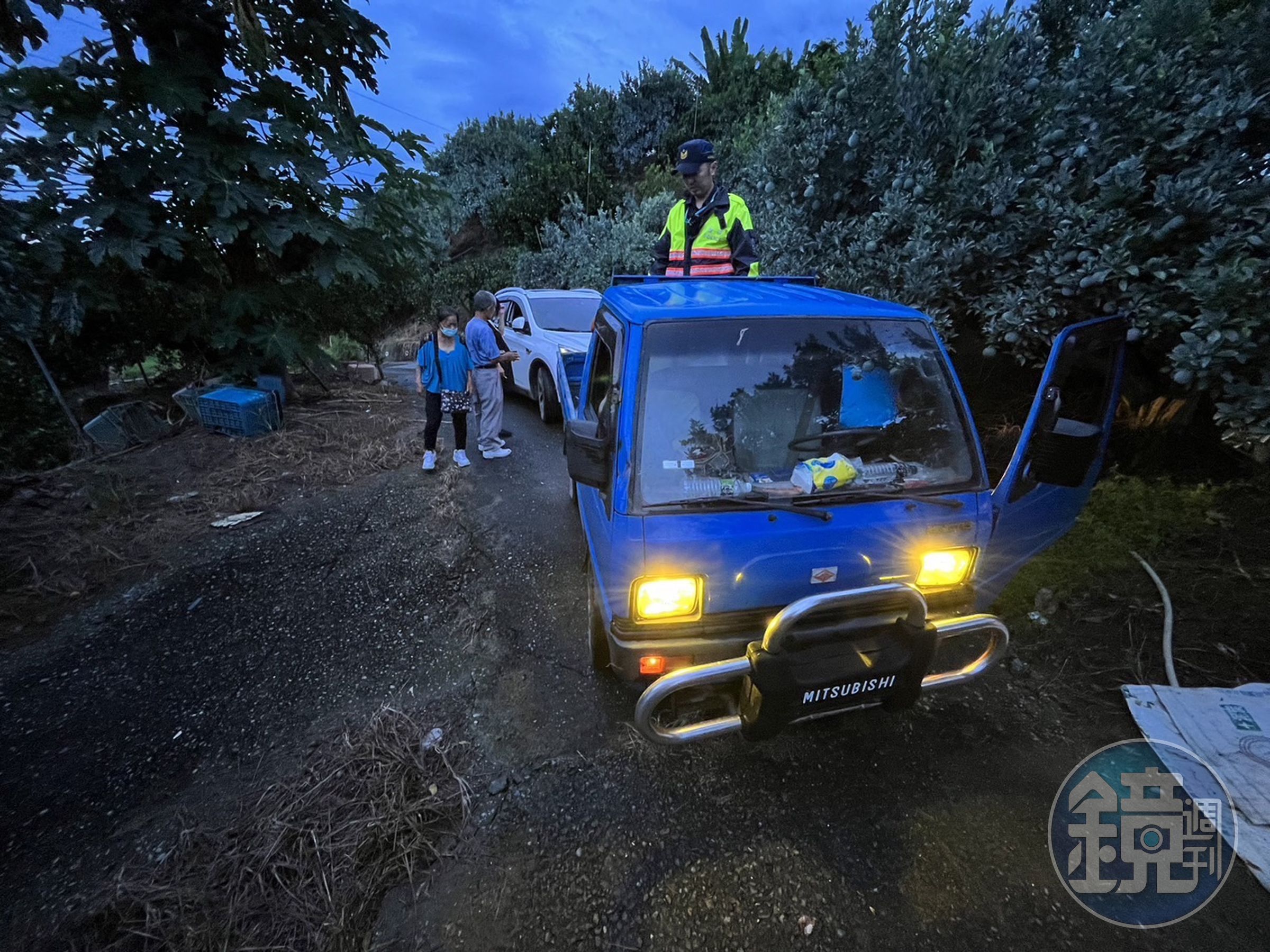 警方找來當地區民以繩索綁著小貨車，才順利將康男一家的車輛拉出泥濘。（嘉義縣警局竹崎分局提供）
