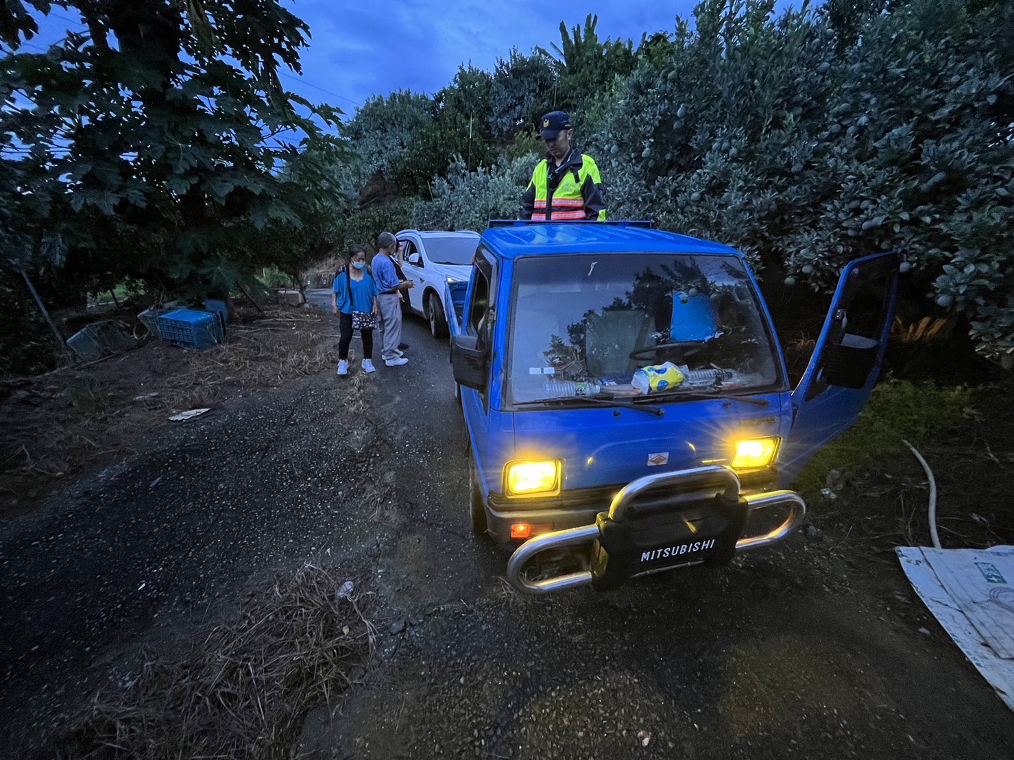 警方找來當地區民以繩索綁著小貨車，才順利將康男一家的車輛拉出泥濘。（嘉義縣警局竹崎分局提供）