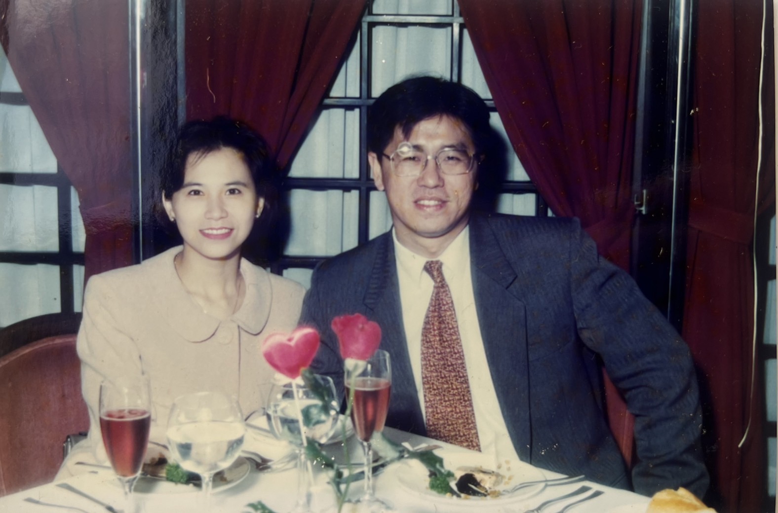 蔡佳晉(右)大半生都待在金融業,但不愛應酬,再忙都留時間陪伴太太(左)。(蔡佳晉提供)