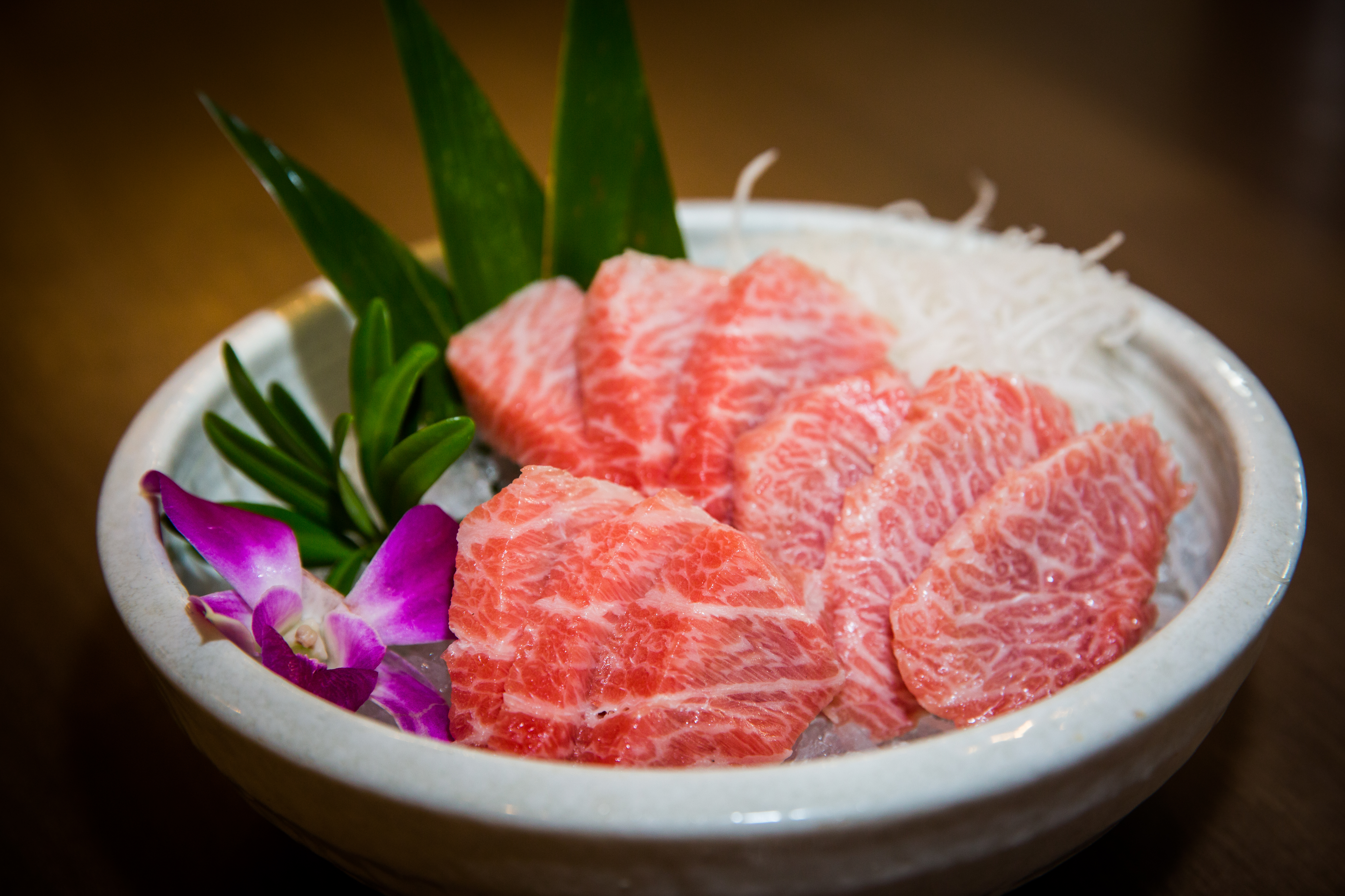 蔡佳晉推薦黑鮪魚的三角仔部位最美味，油脂豐厚。（時價）
