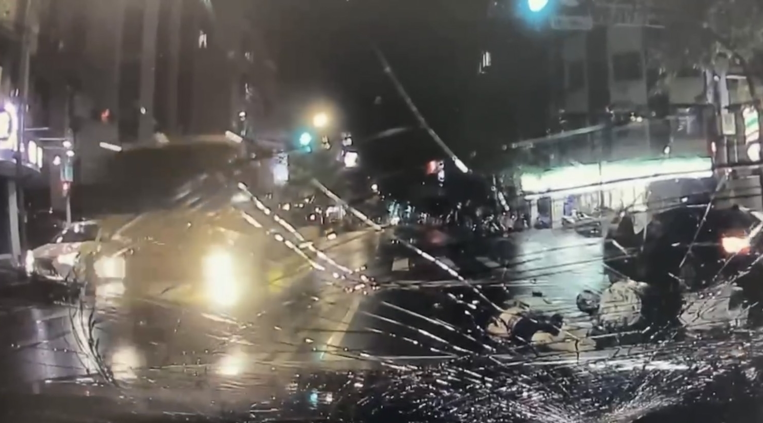 顧男自摔後，友人及路人上前查看，卻遭後車撞上。（翻攝畫面）