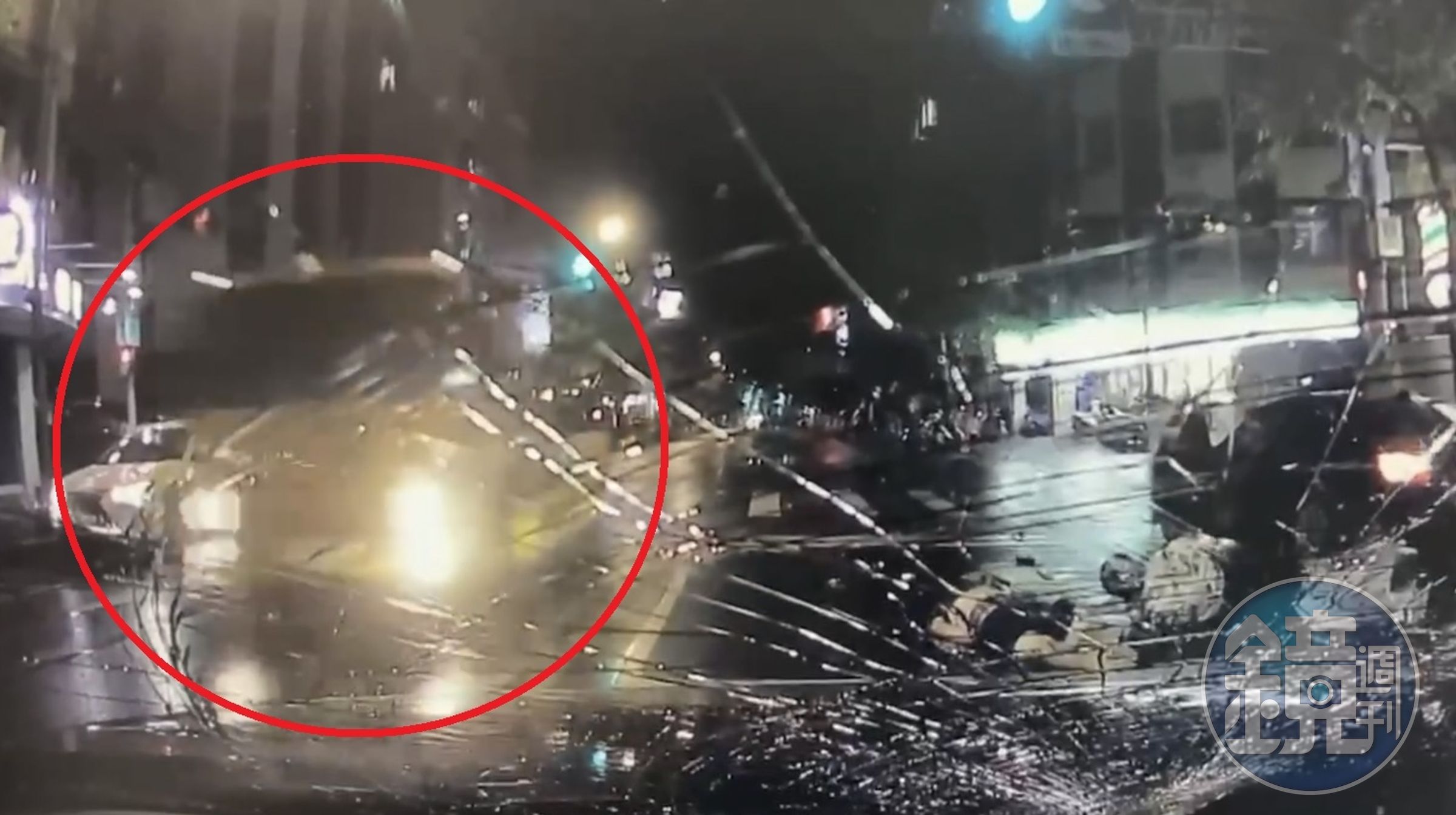 顧男被撞後，倒臥在對向車道上，不幸又被恰巧經過的拖吊車（紅圈）輾過。（翻攝畫面）