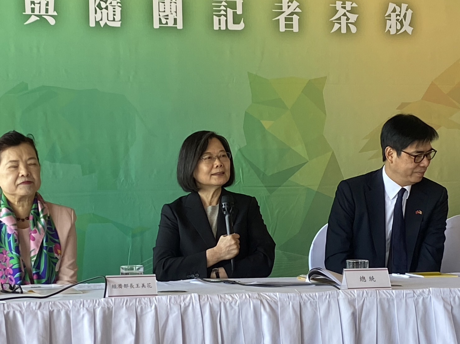蔡英文上午在下榻飯店與隨行媒體茶敘。