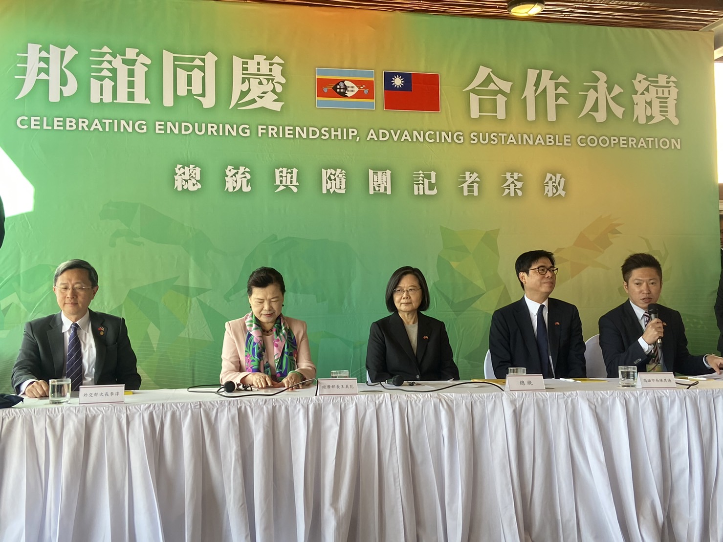 蔡英文上午在下榻飯店與隨行媒體茶敘。