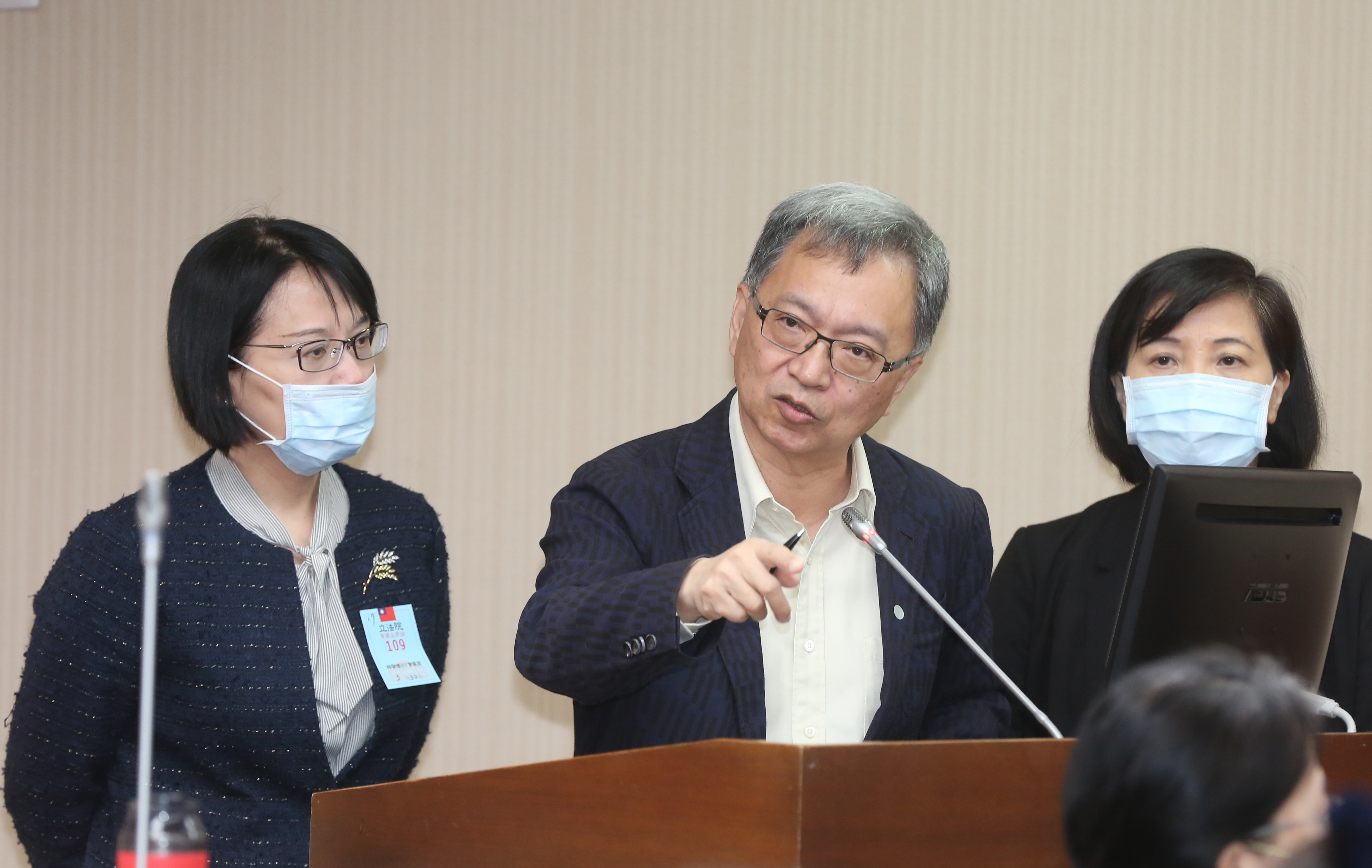 衛福部薛瑞元今天重新說明健保補助政策,稱最快2025年才會實施。
